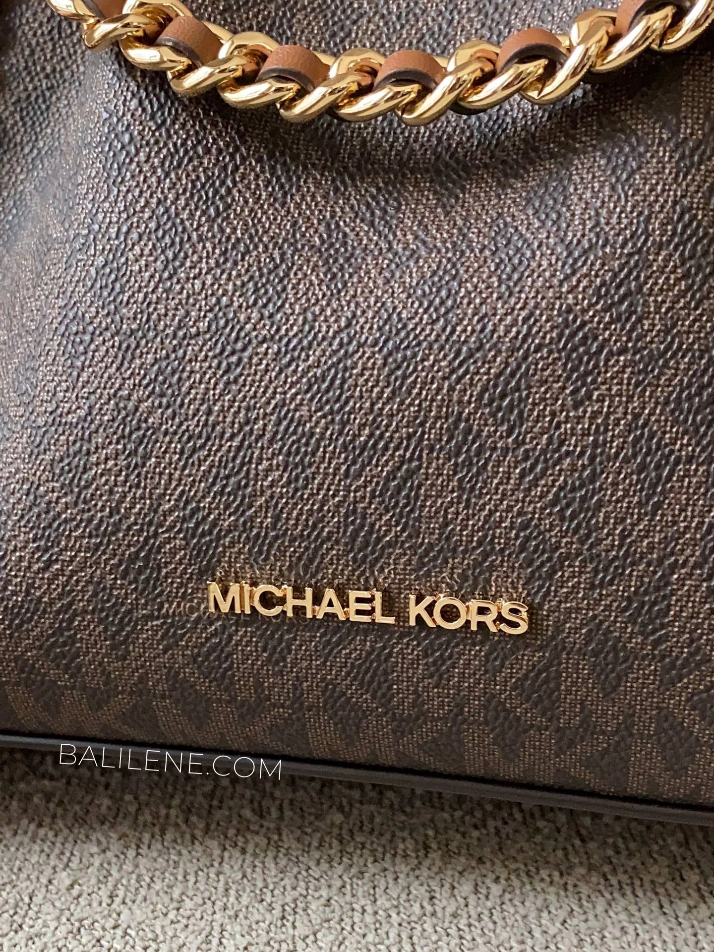 detail-depan-Michael-Kors-Mina-Small-Signature-Logo-Chain-Crossbody-Bag-Brown-balilene