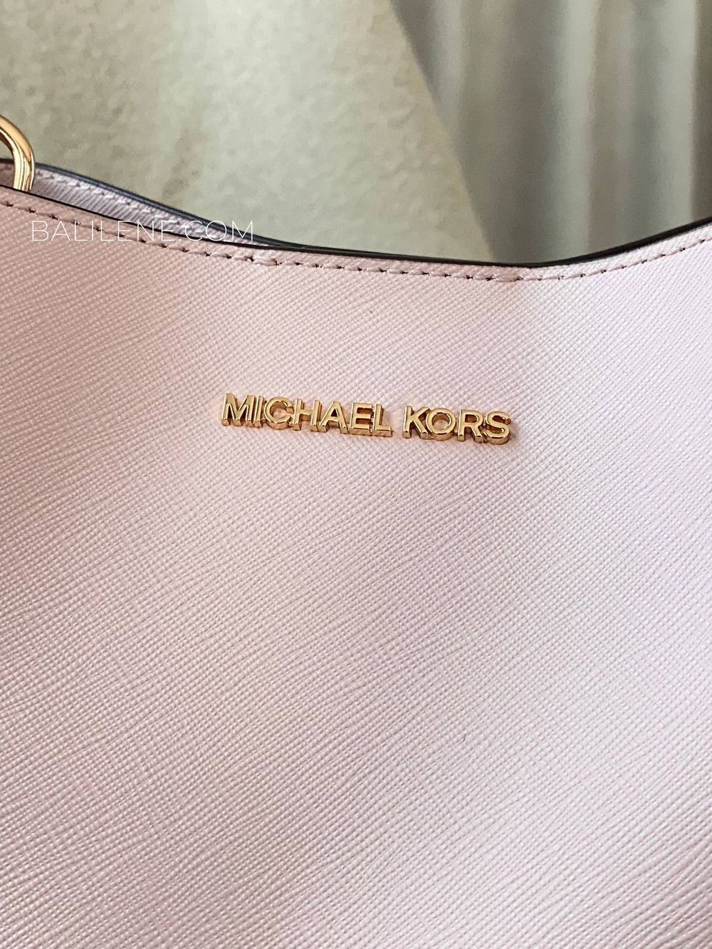 detail-depan-Michael-Kors-Pratt-Medium-Bucket-Shoulder-Bag-Powder-Blush-balilene