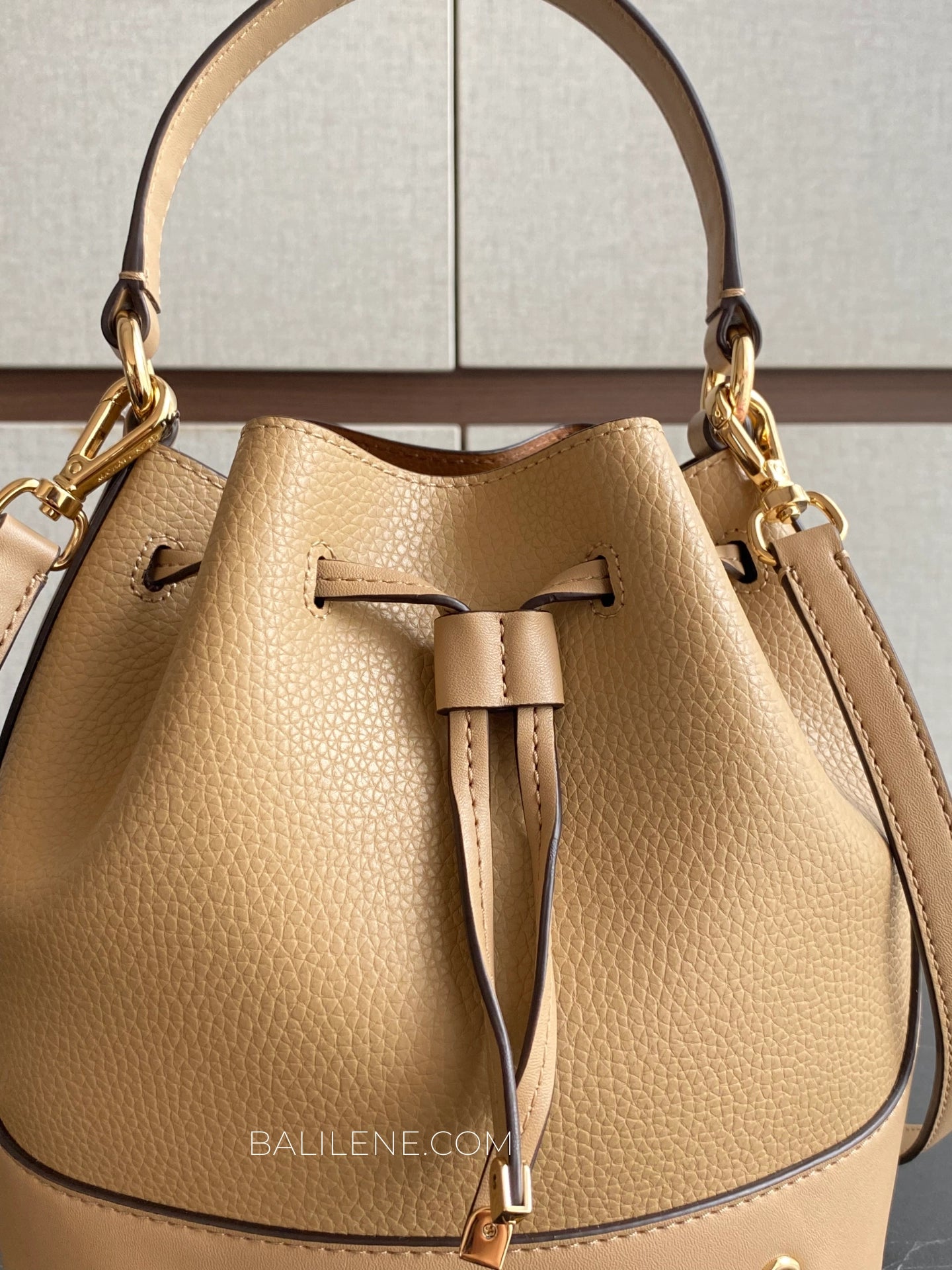 detail-depan-Michael-Kors-Reed-Medium-Belted-Messenger-Leather-Bag-Camel-balilene