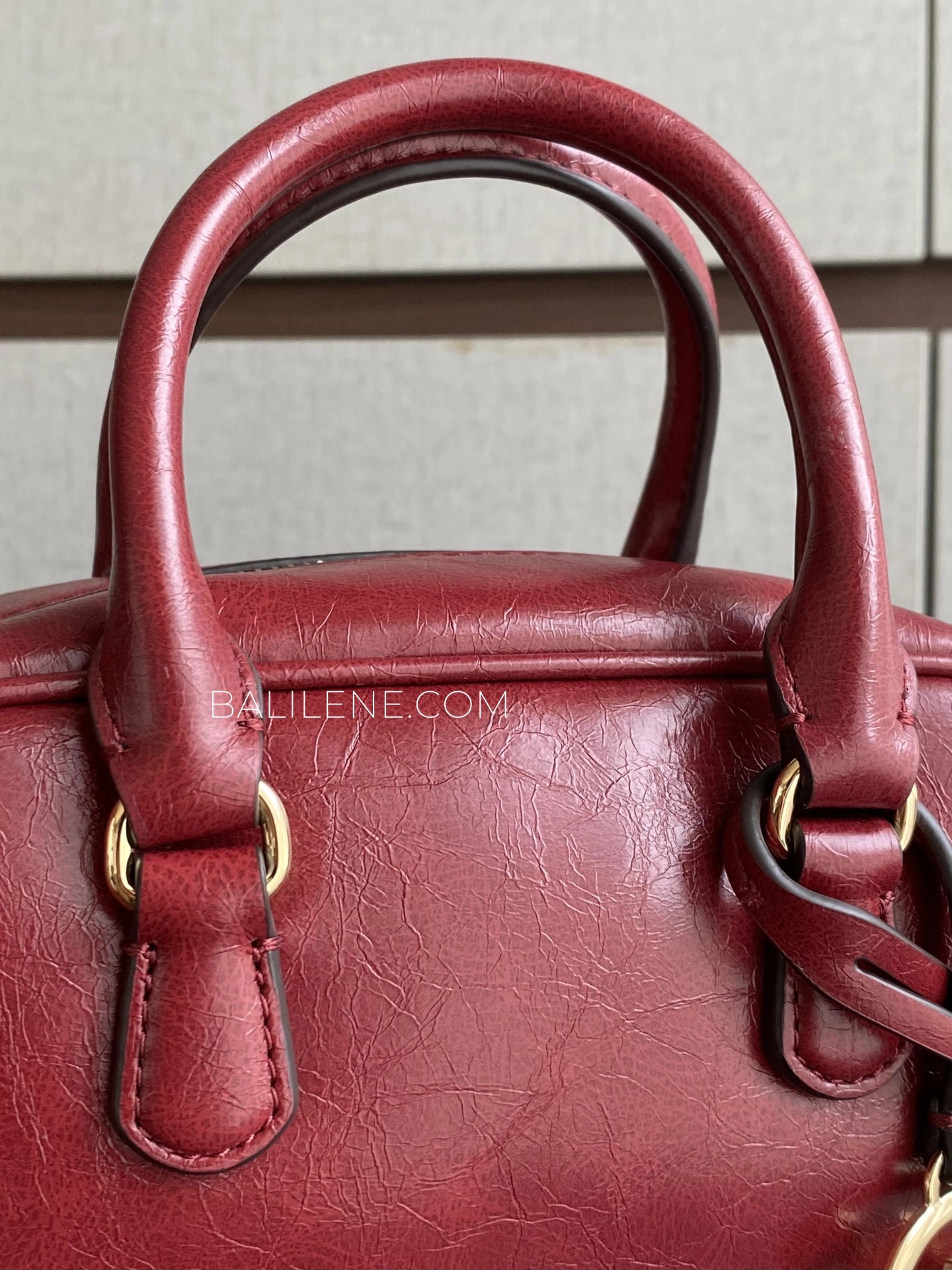 detail-depan-Michael-Kors-Thompson-Extra-Small-Distressed-Convertible-Satchel-Cherry-balilene
