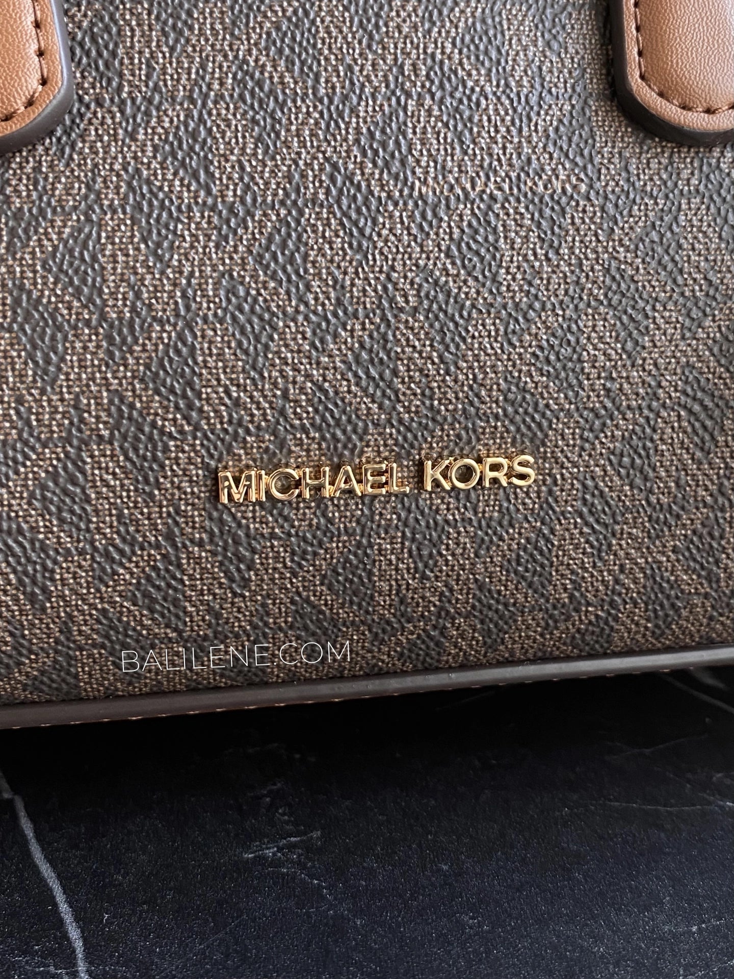 detail-depan-Michael-Kors-Thompson-Extra-Small-Signature-Logo-Convertible-Satchel-Bag-Brown-balilene