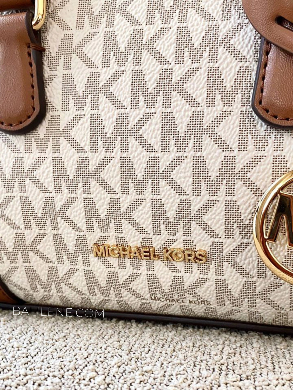 detail-depan-Michael-Kors-Thompson-Extra-Small-Signature-Logo-Convertible-Satchel-Bag-Vanilla-balilene