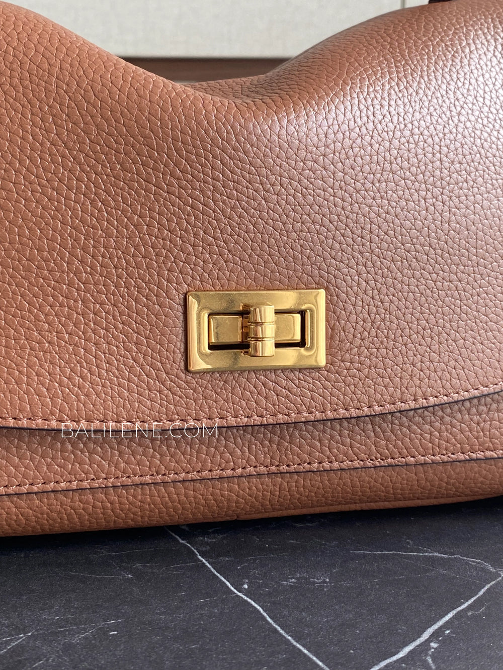 detail-depan-Smaak-Amsterdam-Ida-Camel-balilene