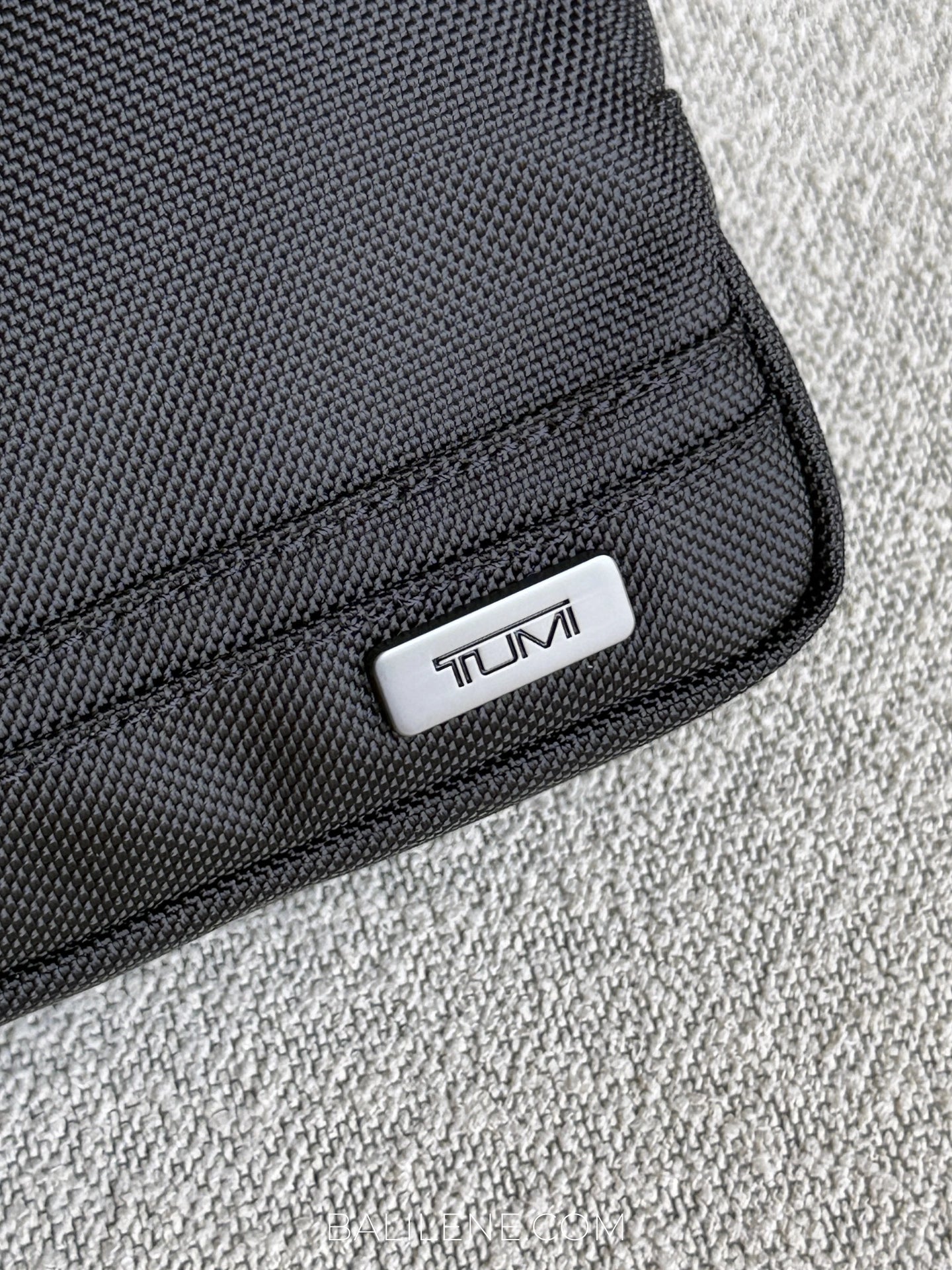 detail-depan-TM-Medium-Kit-Silver-Hardware-Pouch-Black-balilene