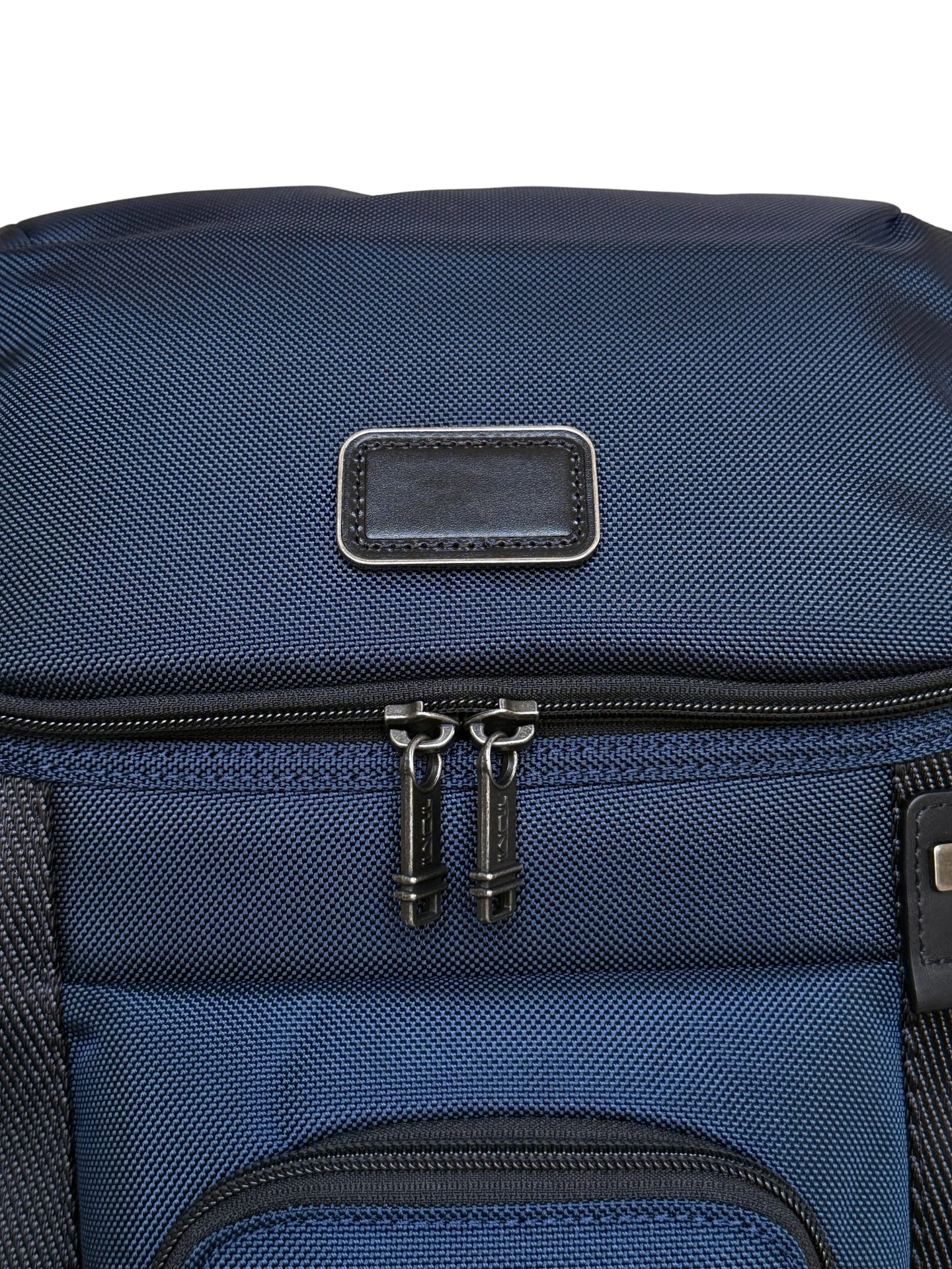 detail-depan-TM-Thornhill-Backpack-Navy