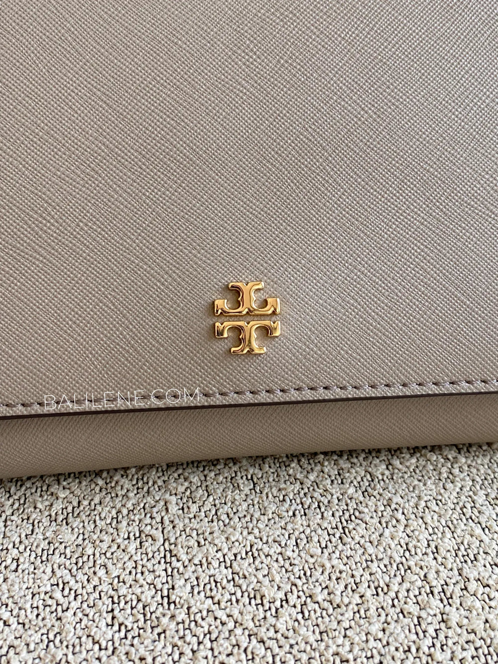 detail-depan-Tory-Burch-52899-Emerson-Chain-Wallet-Gray-Heron-balilene