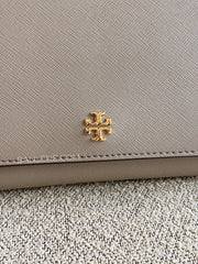 detail-depan-Tory-Burch-52899-Emerson-Chain-Wallet-Gray-Heron-balilene