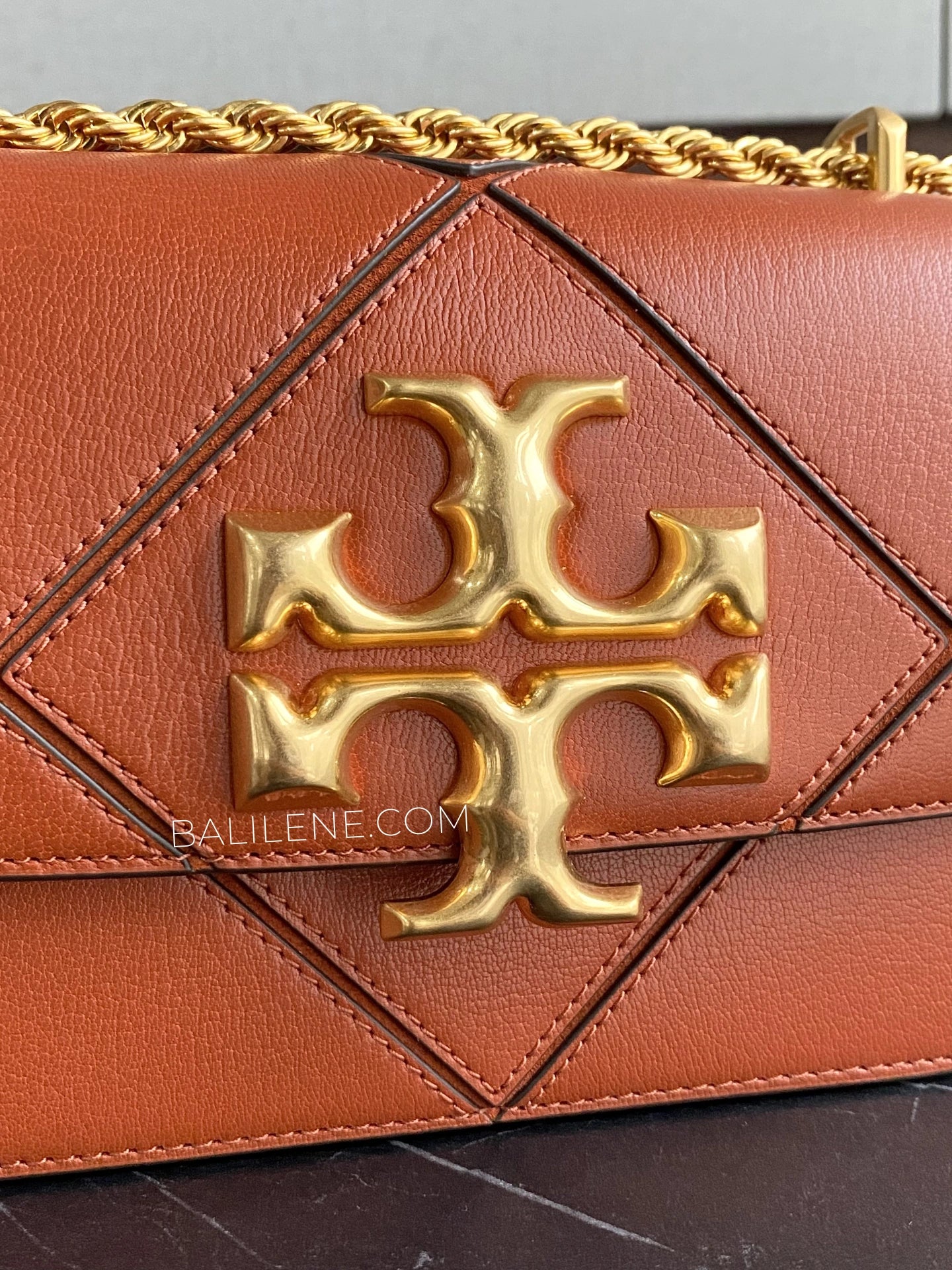 detail-depan-Tory-Burch-75707-Eleanor-Diamond-Quilt-Small-Convertible-Shoulder-Bag-Roasted-Habanero-balilene