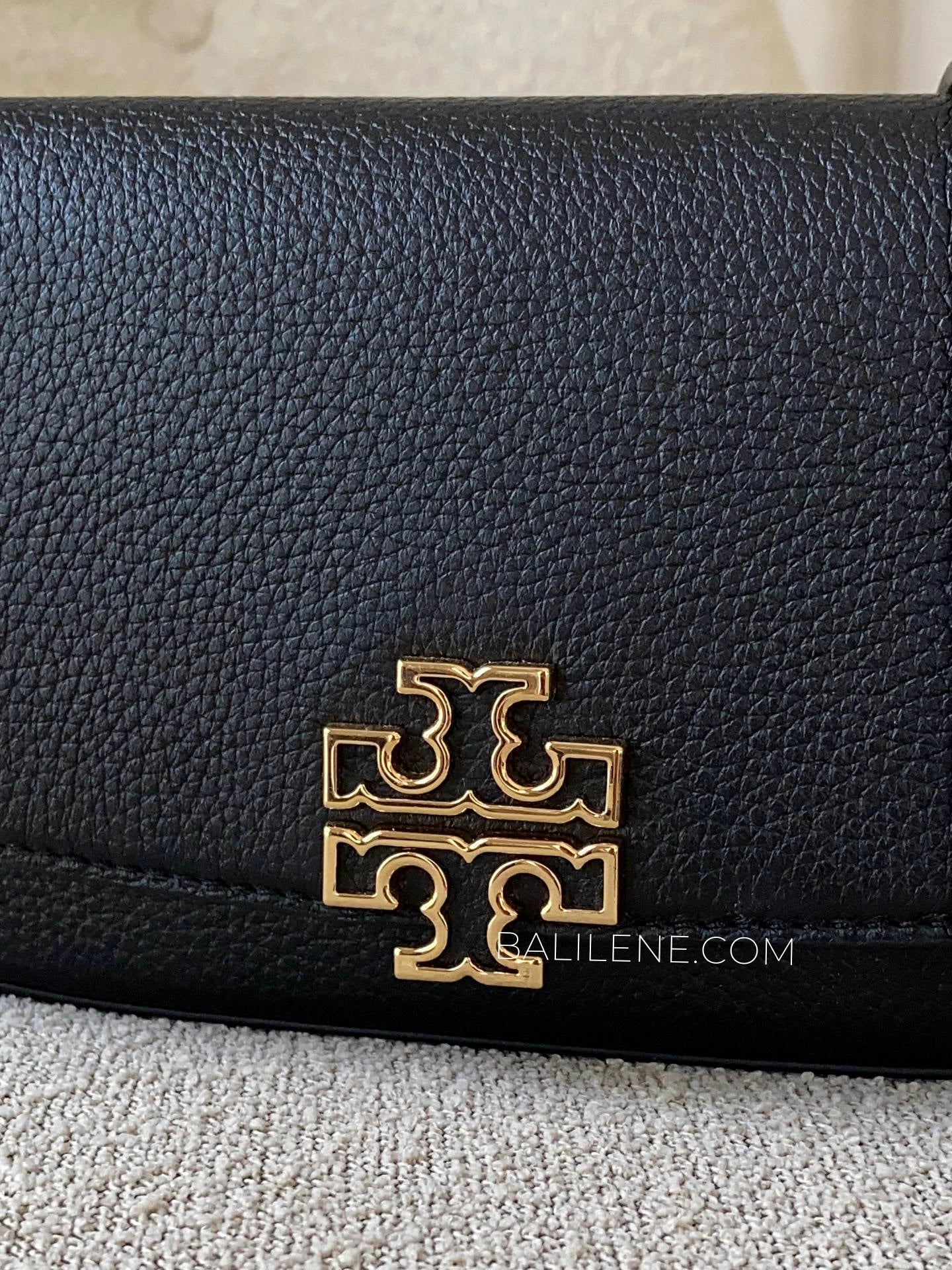 detail-depan-Tory-Burch-Britten-Convertible-Crossbody-Bag-Black-balilene