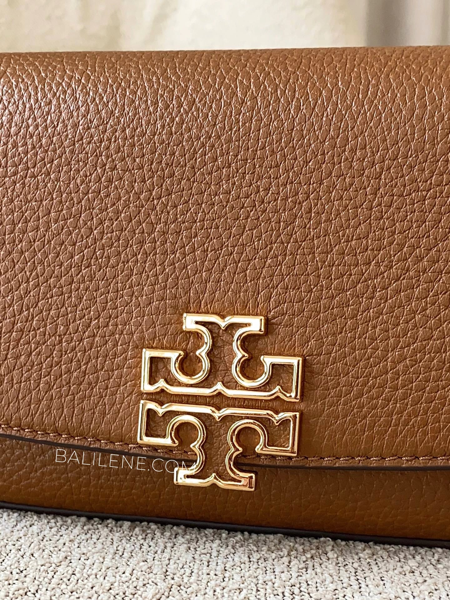 detail-depan-Tory-Burch-Britten-Convertible-Crossbody-Bag-Moose-balilene