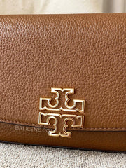 detail-depan-Tory-Burch-Britten-Convertible-Crossbody-Bag-Moose-balilene