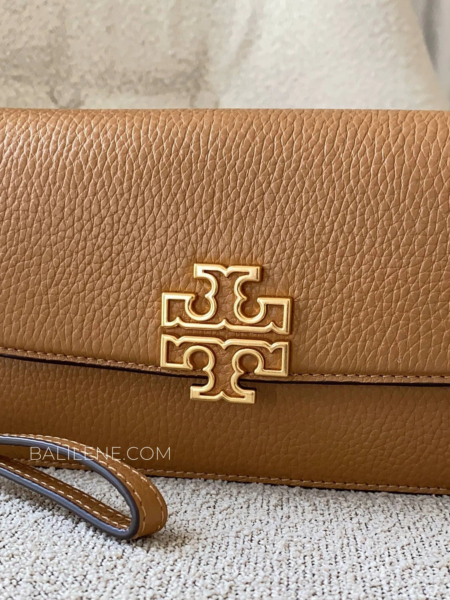 detail-depan-Tory-Burch-Britten-Leather-Chain-Wallet-With-Wristlet-Crossbody-Tiramisu-balilene