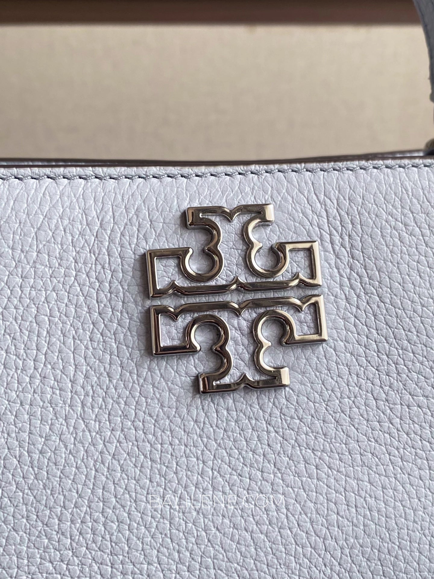 detail-depan-Tory-Burch-Britten-Micro-Satchel-Bag-Blue-Mist-balilene
