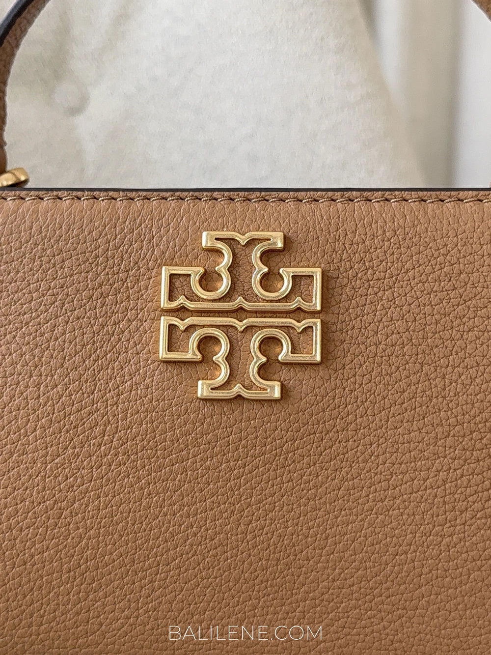 detail-depan-Tory-Burch-Britten-Micro-Satchel-Bag-Tiramisu-balilene