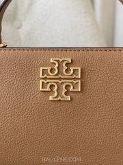 detail-depan-Tory-Burch-Britten-Micro-Satchel-Bag-Tiramisu-balilene