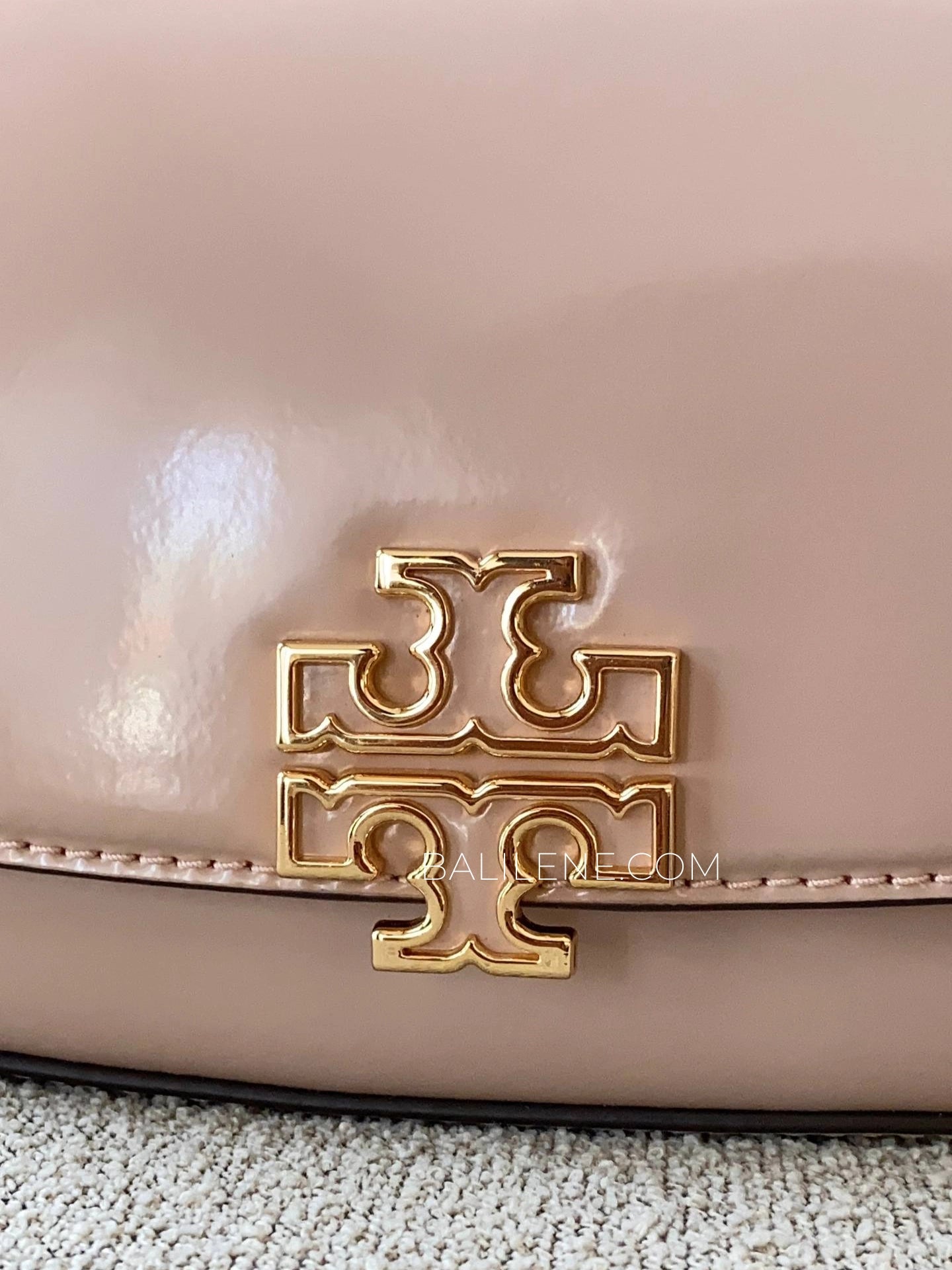 detail-depan-Tory-Burch-Britten-Patent-Convertible-Crossbody-Bag-Devon-Sand-balilene