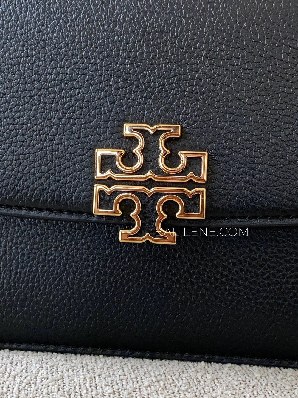 detail-depan-Tory-Burch-Britten-Small-Adjustable-Shoulder-Bag-Black-balilene