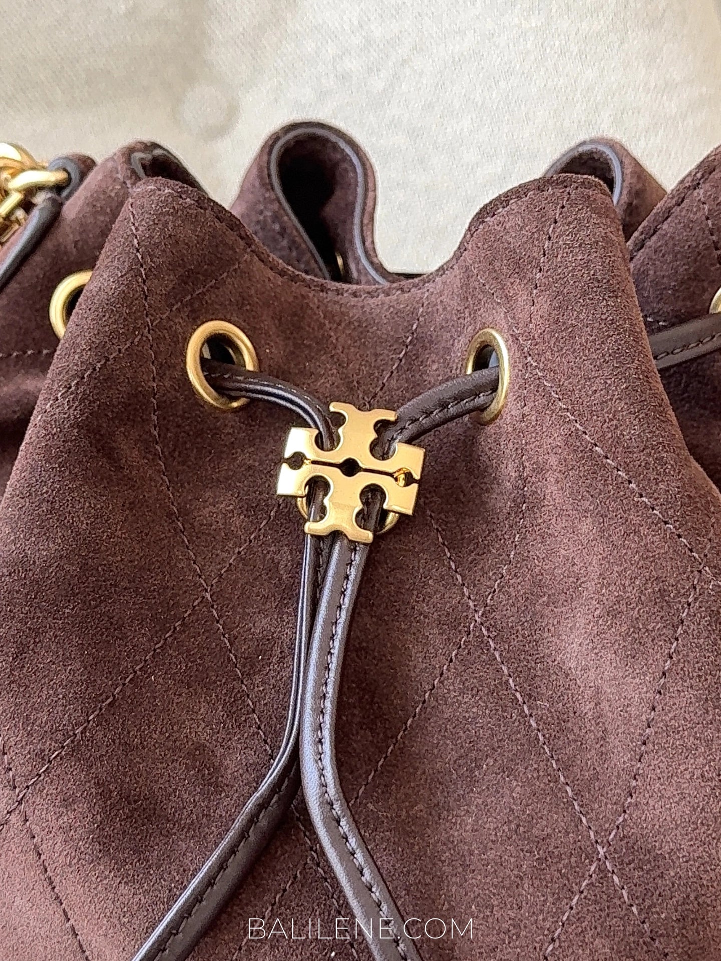 detail-depan-Tory-Burch-Charlie-Suede-Drawstring-Shoulder-Bag-Dark-Cocoa-balilene