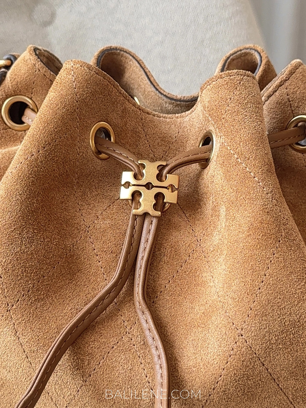 detail-depan-Tory-Burch-Charlie-Suede-Drawstring-Shoulder-Bag-Wild-Tabacco-balilene