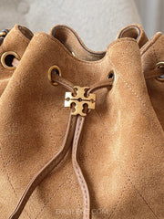 detail-depan-Tory-Burch-Charlie-Suede-Drawstring-Shoulder-Bag-Wild-Tabacco-balilene