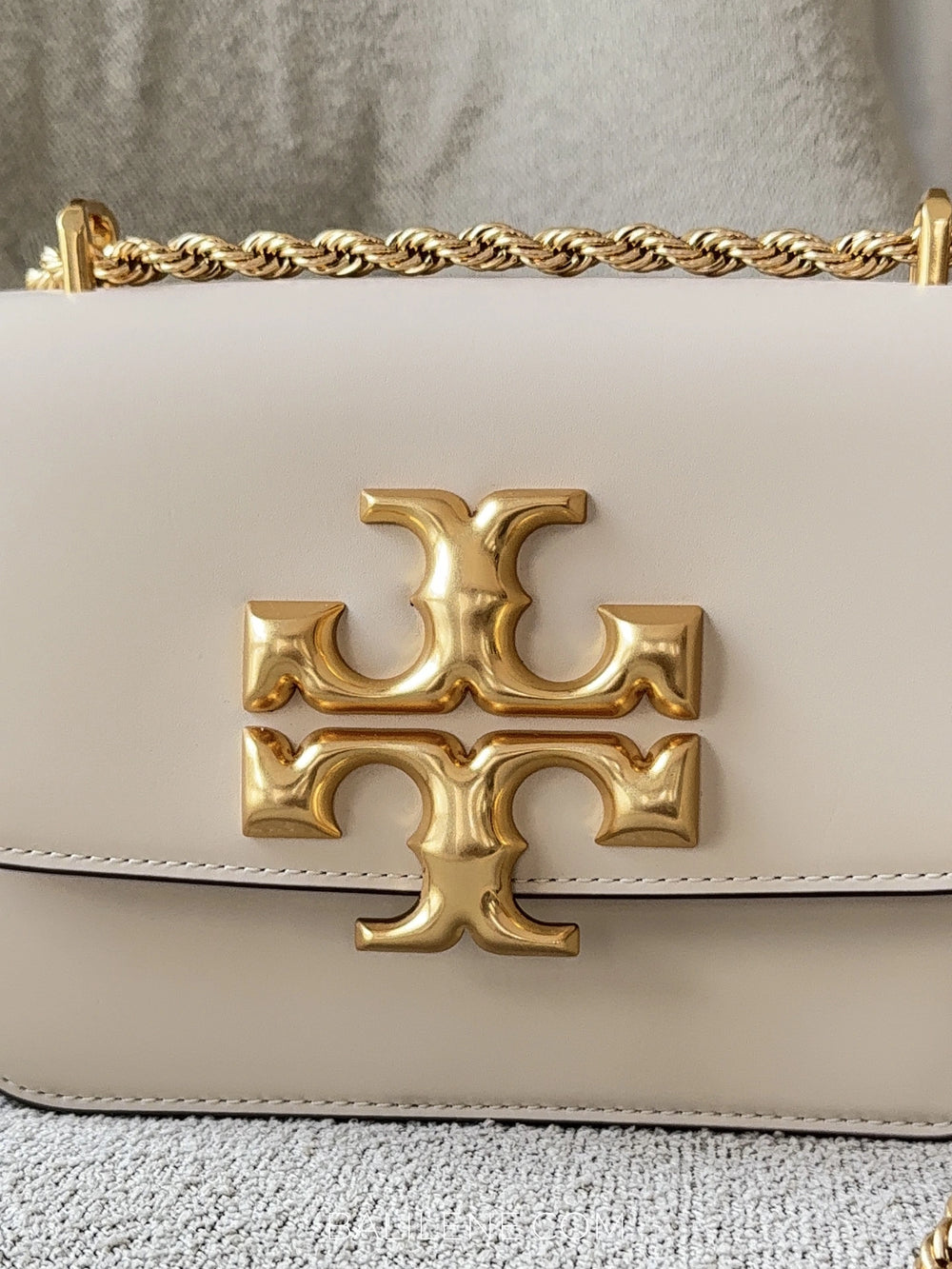 detail-depan-Tory-Burch-Eleanor-Small-Convertible-Shoulder-Bag-New-Cream-balilene