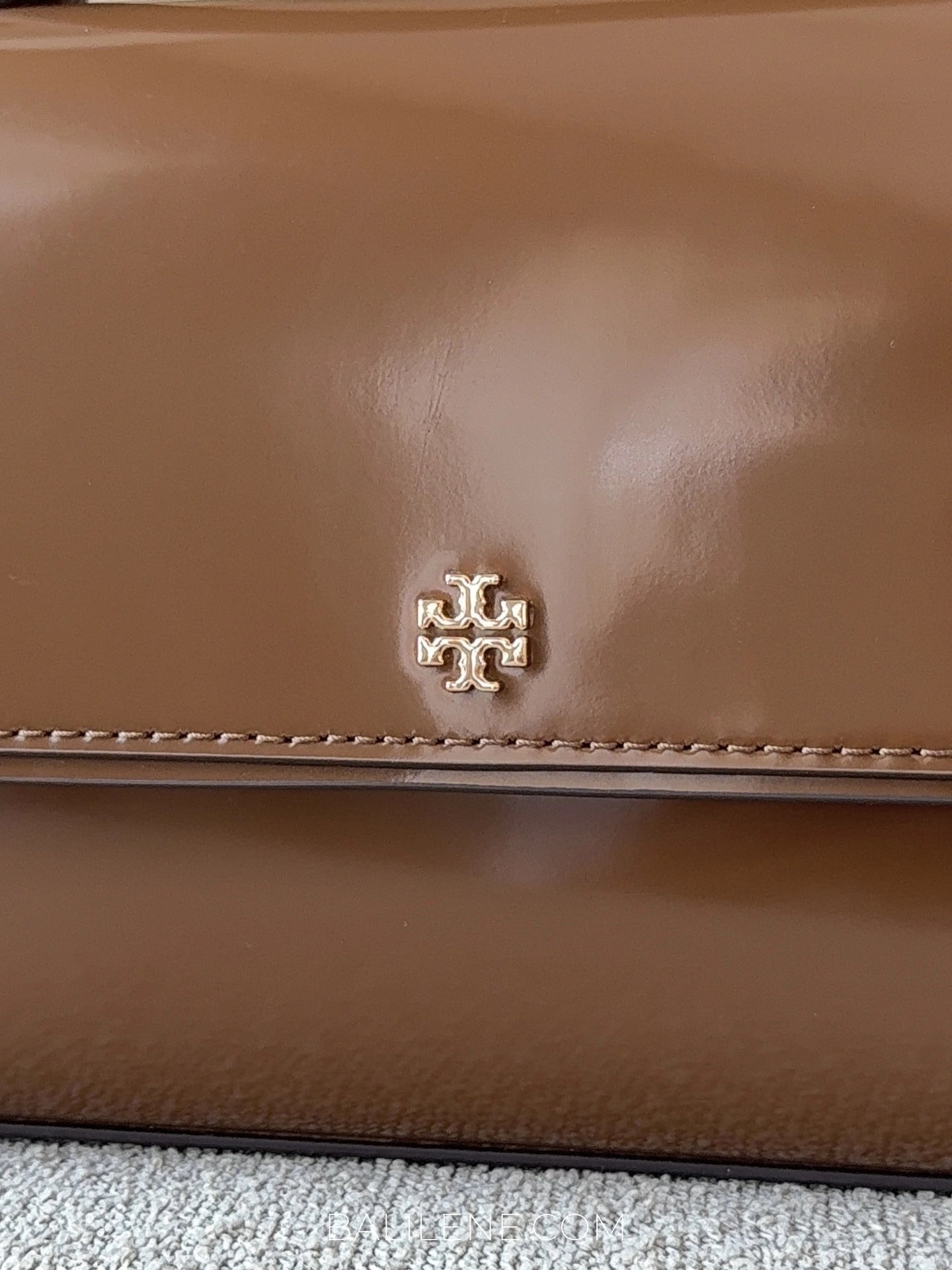 detail-depan-Tory-Burch-Emerson-Patent-Mini-Top-Handle-Bag-Rich-Walnut-balilene