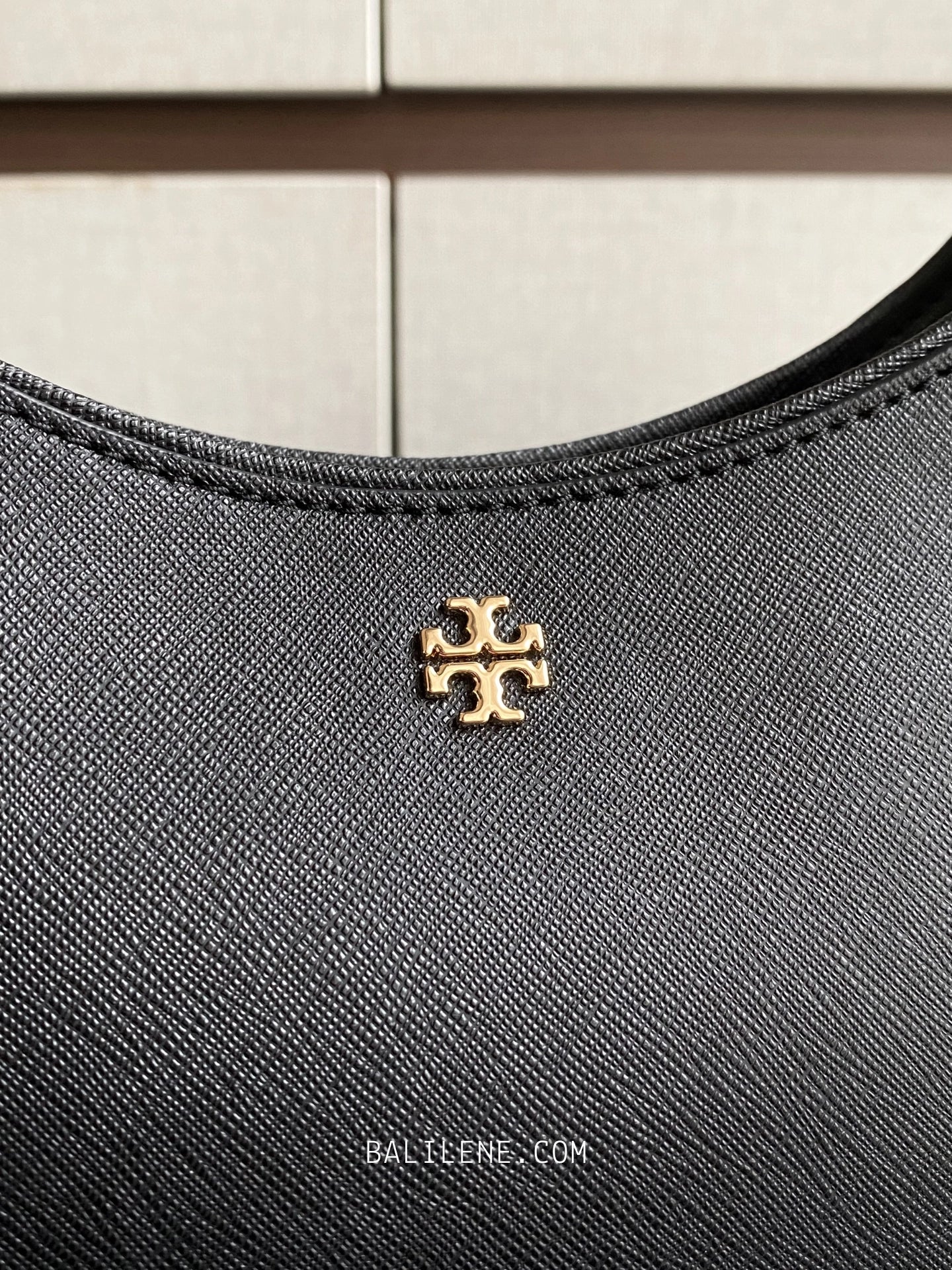 detail-depan-Tory-Burch-Emerson-Shoulder-Bag-Black-balilene