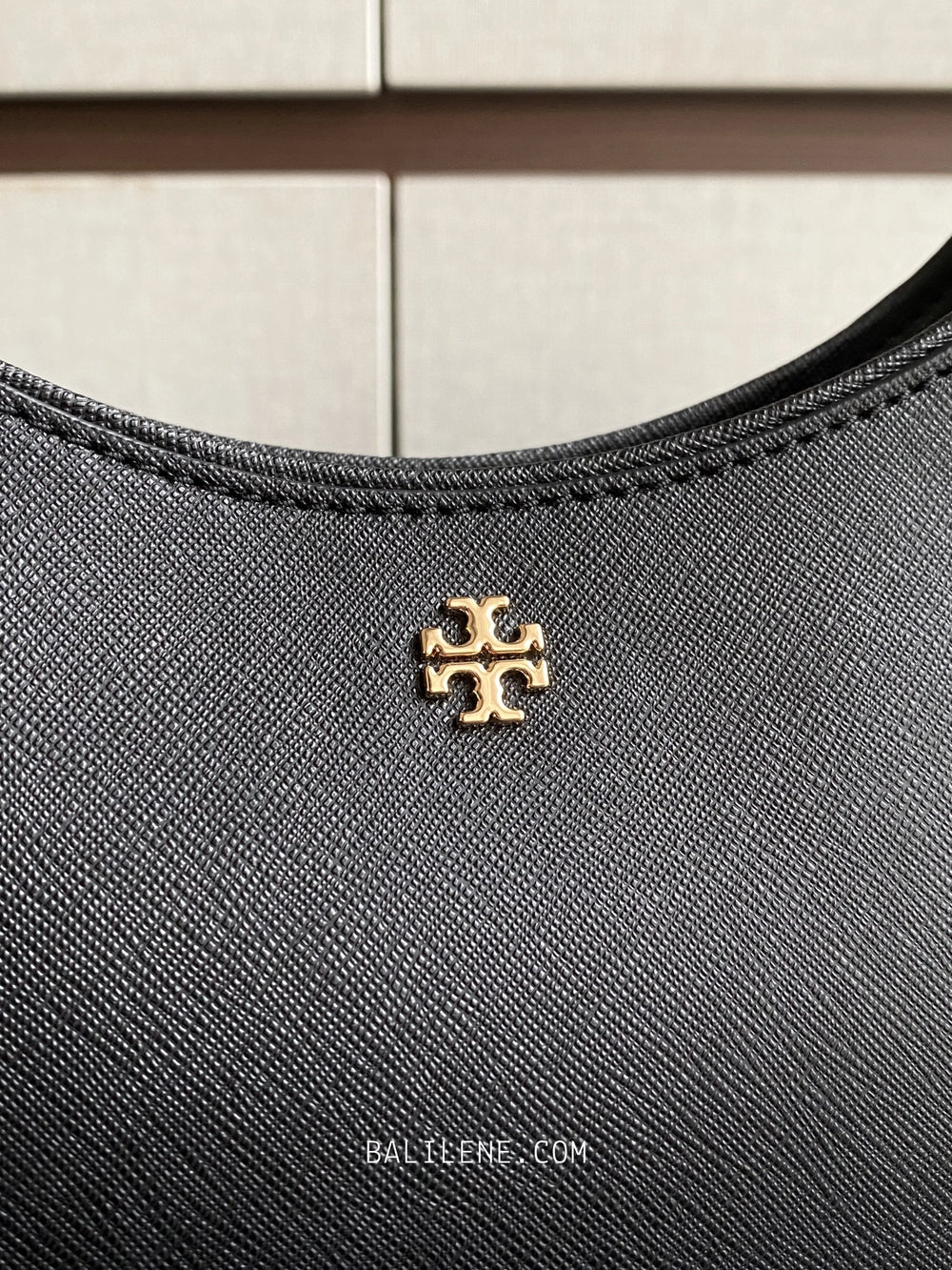 detail-depan-Tory-Burch-Emerson-Shoulder-Bag-Black-balilene