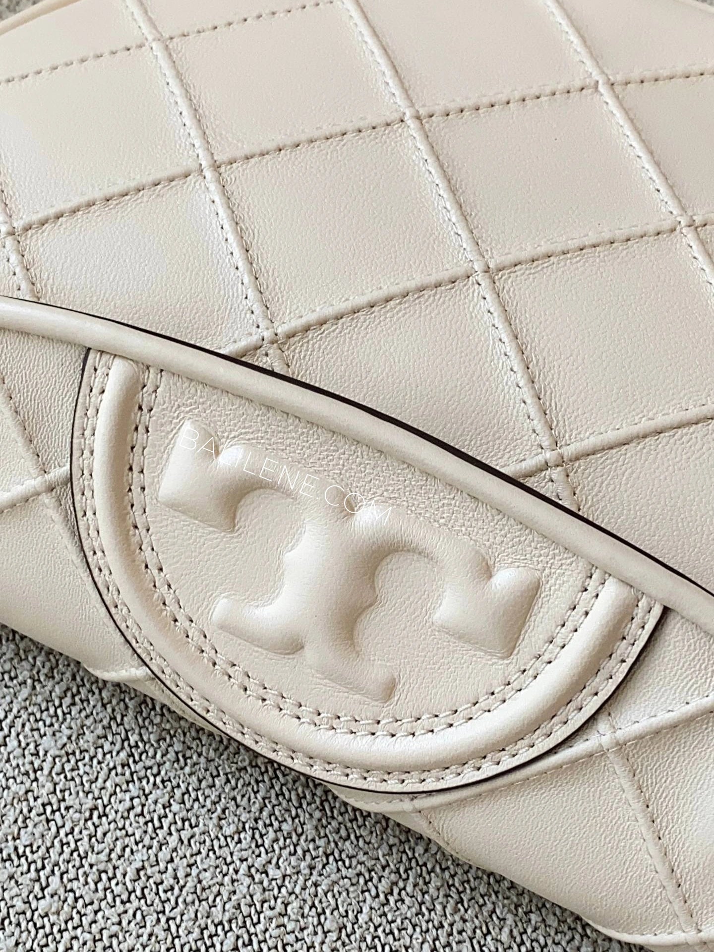 detail-depan-Tory-Burch-Fleming-Soft-Grain-Mini-Crescent-Bag-New-Cream-balilene