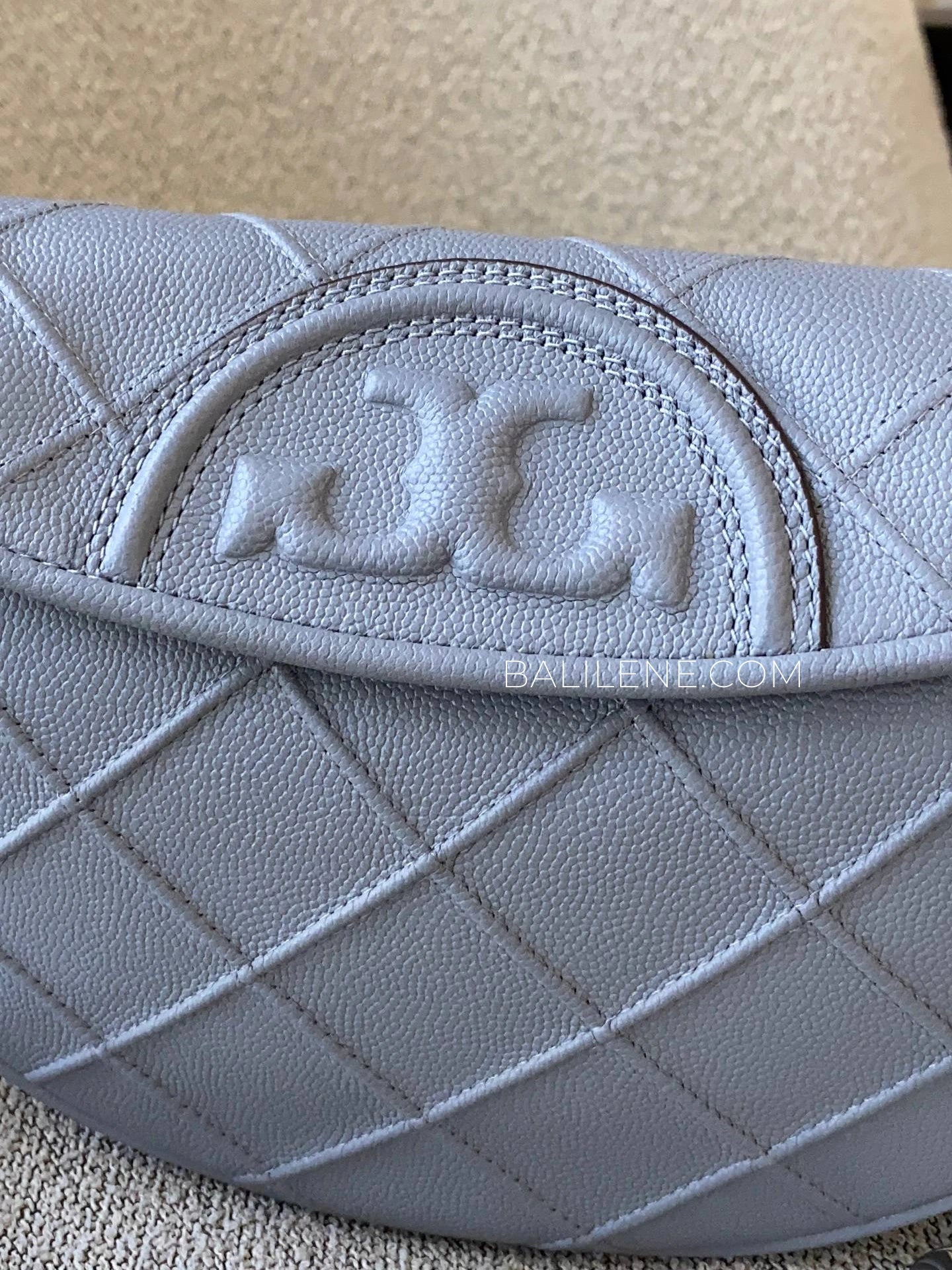 detail-depan-Tory-Burch-Fleming-Soft-Mini-Crescent-Bag-Slate-balilene