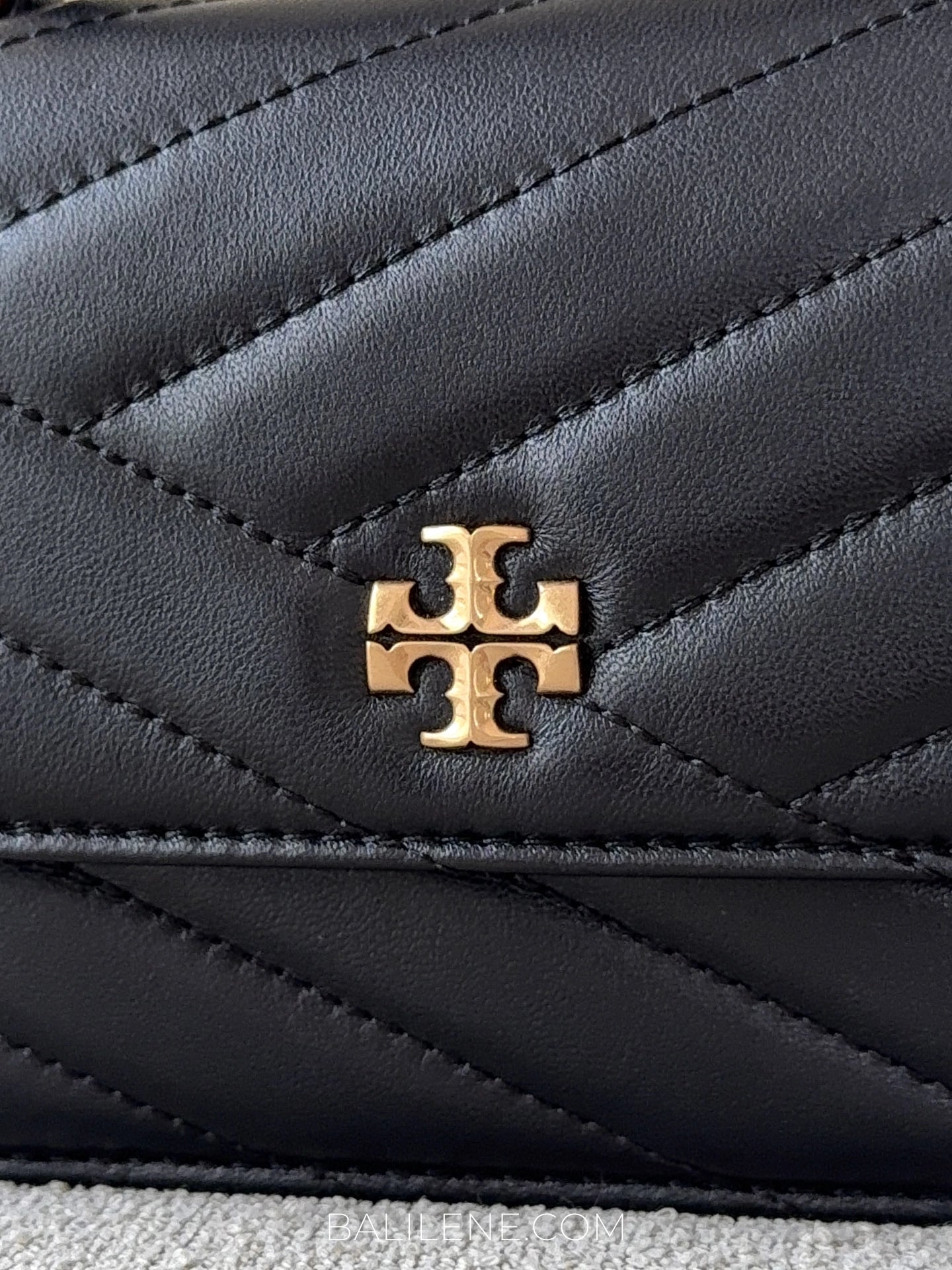 detail-depan-Tory-Burch-Kira-Chevron-Mini-Top-Handle-Chain-Wallet-Black-balilene