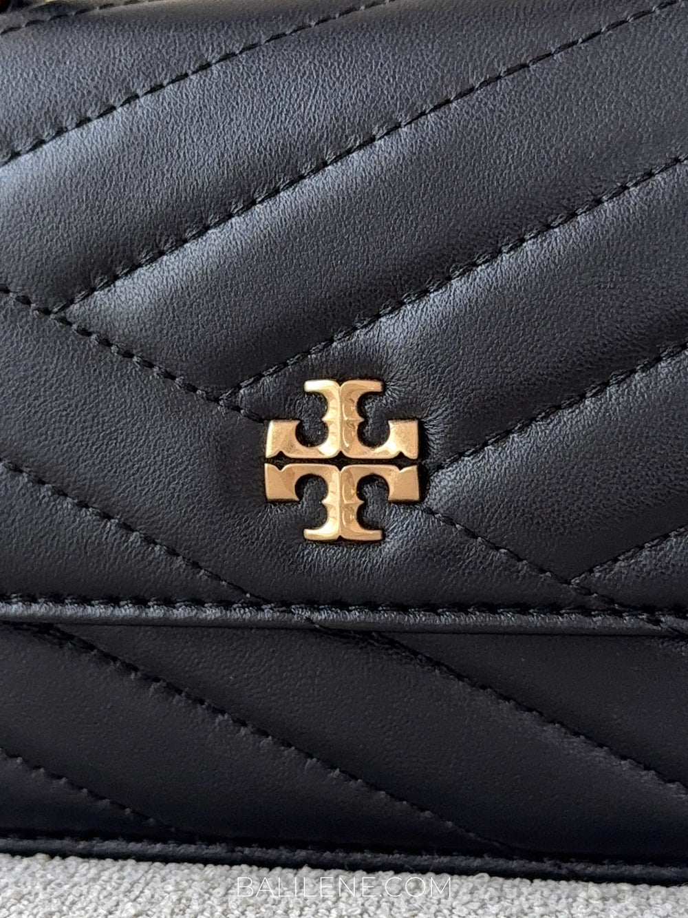detail-depan-Tory-Burch-Kira-Chevron-Mini-Top-Handle-Chain-Wallet-Black-balilene