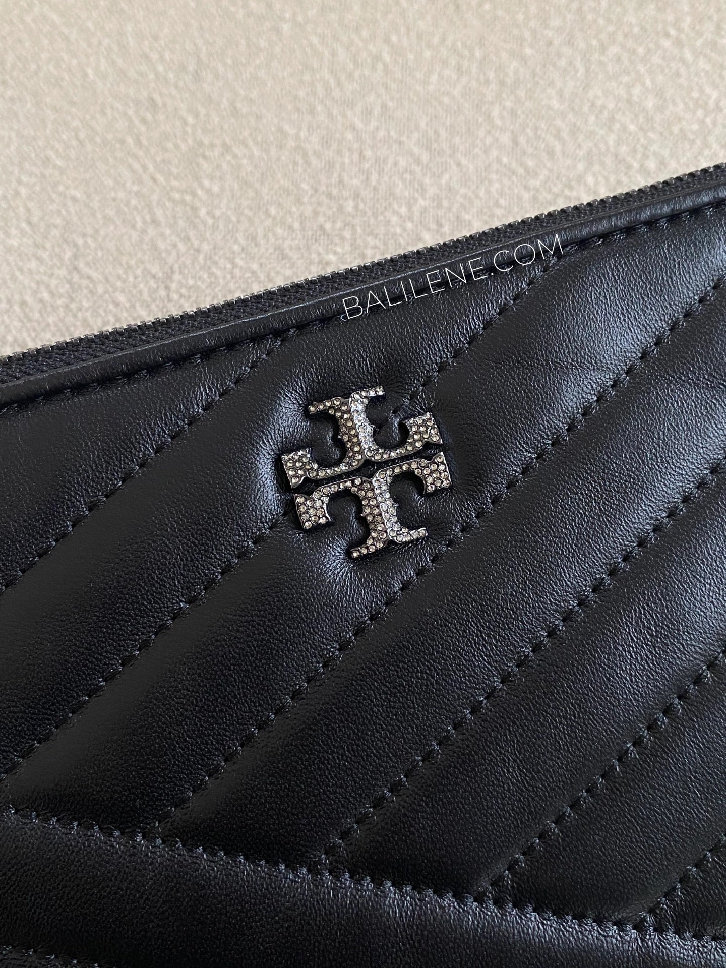 detail-depan-Tory-Burch-Kira-Chevron-Pave-Logo-Pouch-Black-balilene