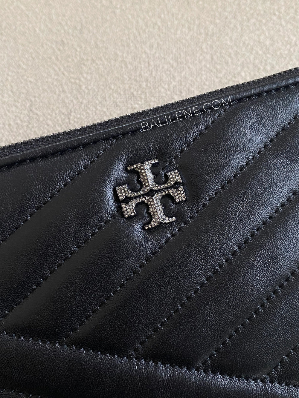 detail-depan-Tory-Burch-Kira-Chevron-Pave-Logo-Pouch-Black-balilene
