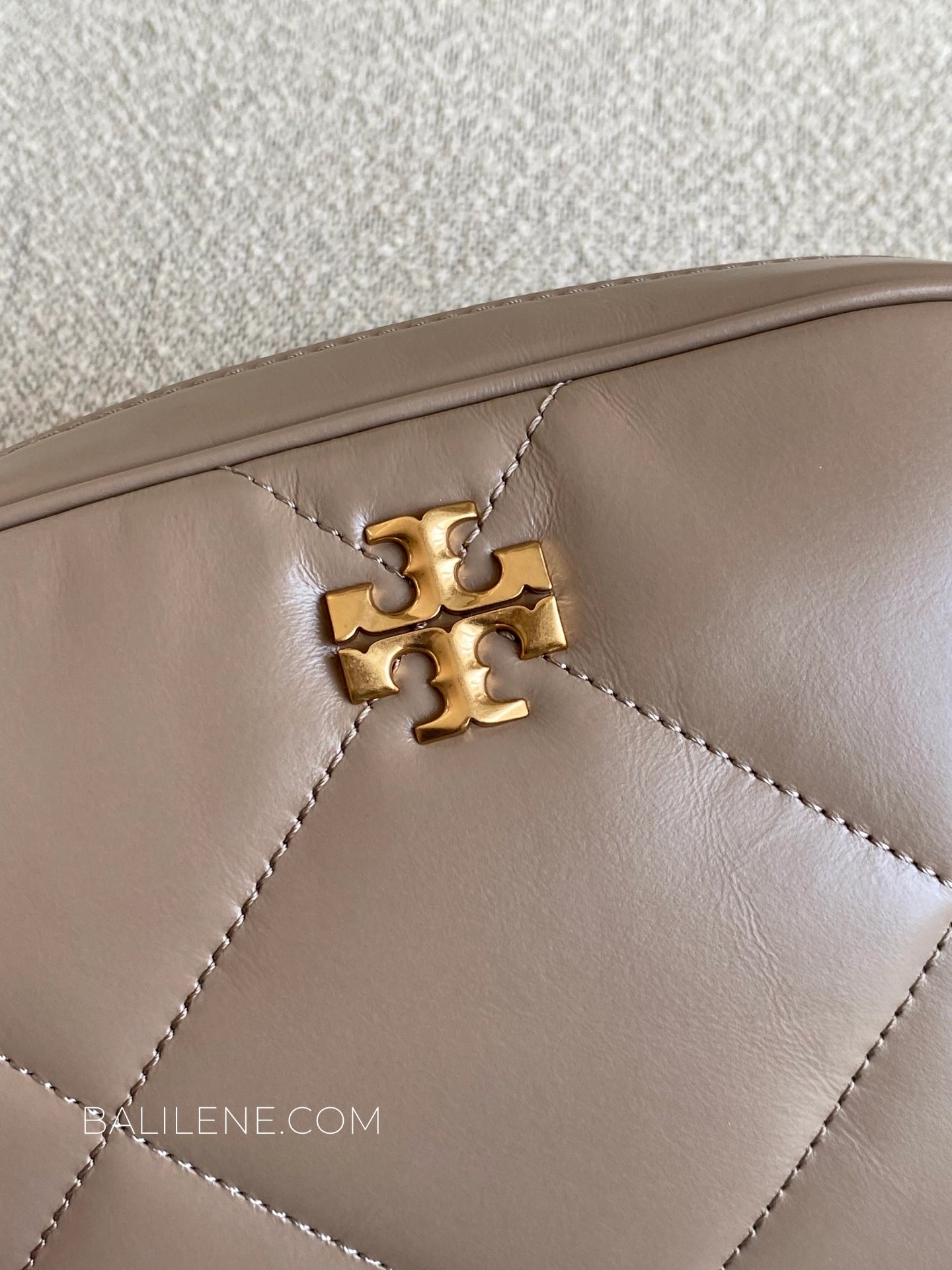 detail-depan-Tory-Burch-Kira-Diamond-Quilt-Camera-Bag-Taupe-Oak-balilene