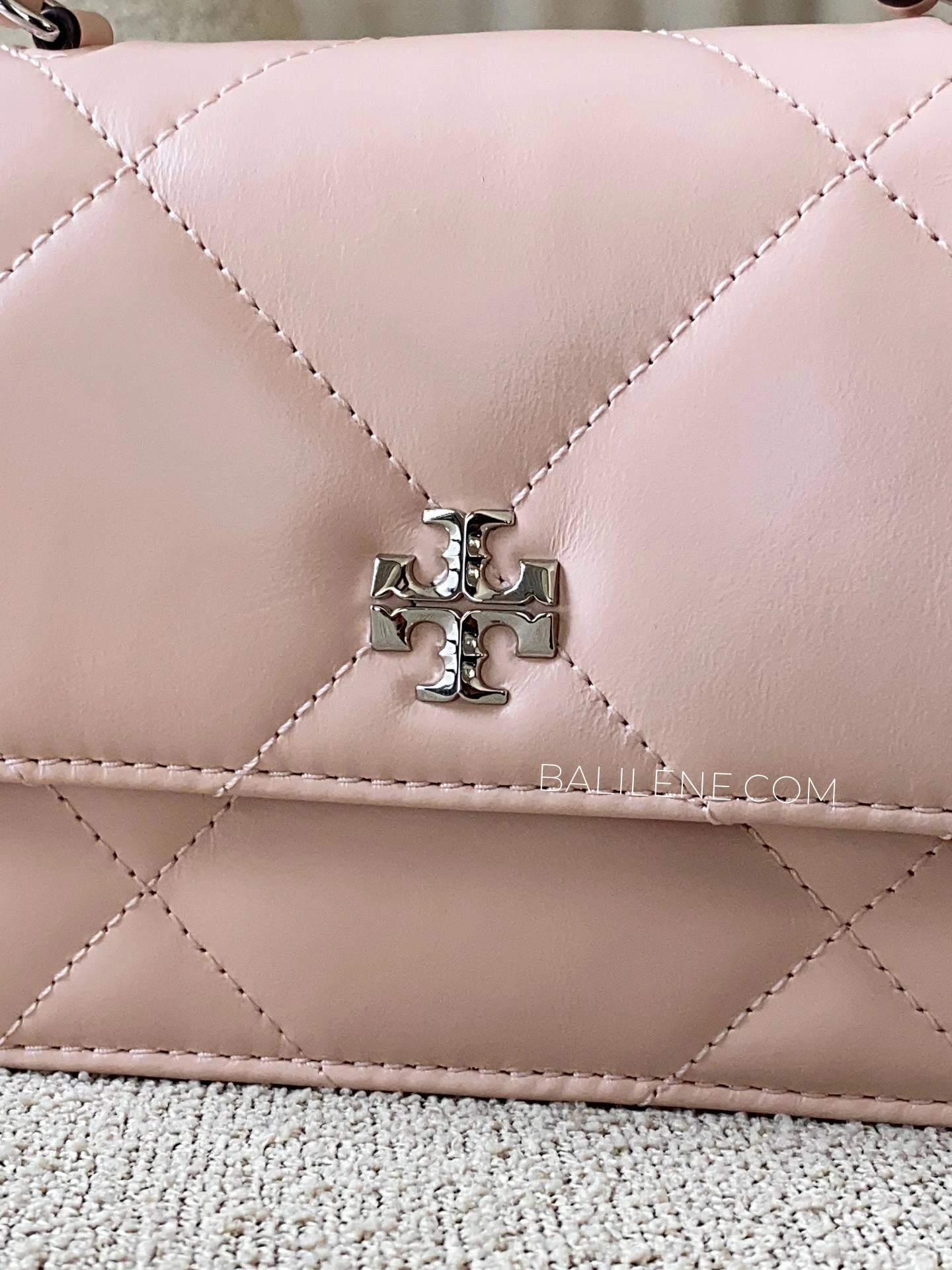 detail-depan-Tory-Burch-Kira-Diamond-Quilt-Mini-Top-Handle-Chain-Wallet-Soft-Pink-balilene