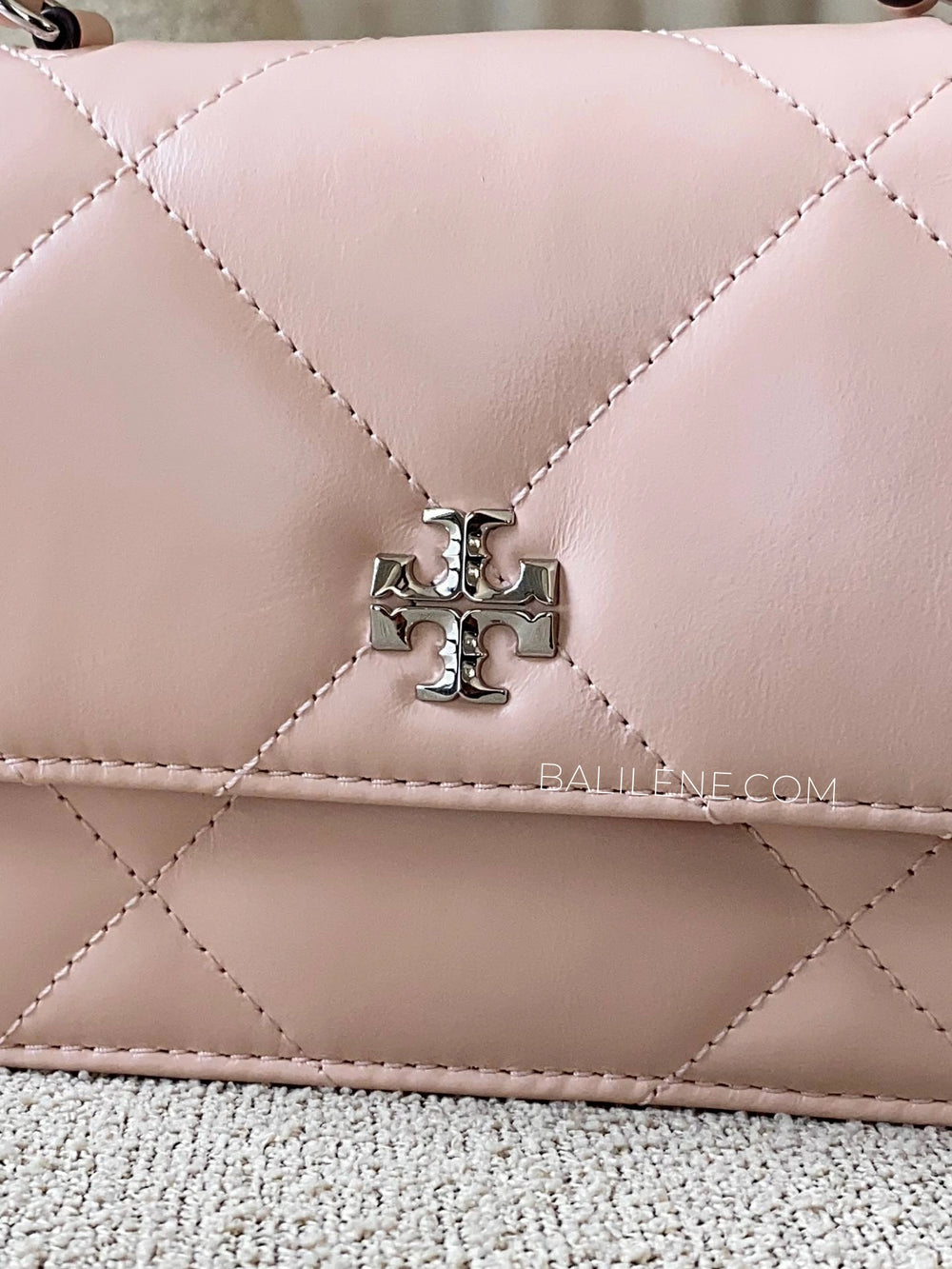 detail-depan-Tory-Burch-Kira-Diamond-Quilt-Mini-Top-Handle-Chain-Wallet-Soft-Pink-balilene