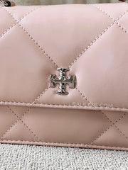 detail-depan-Tory-Burch-Kira-Diamond-Quilt-Mini-Top-Handle-Chain-Wallet-Soft-Pink-balilene