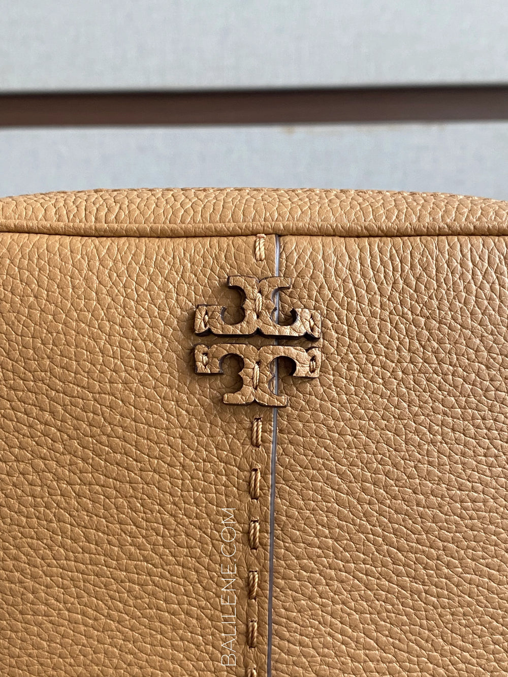 detail-depan-Tory-Burch-McGraw-Camera-Bag-In-Tiramisu-balilene