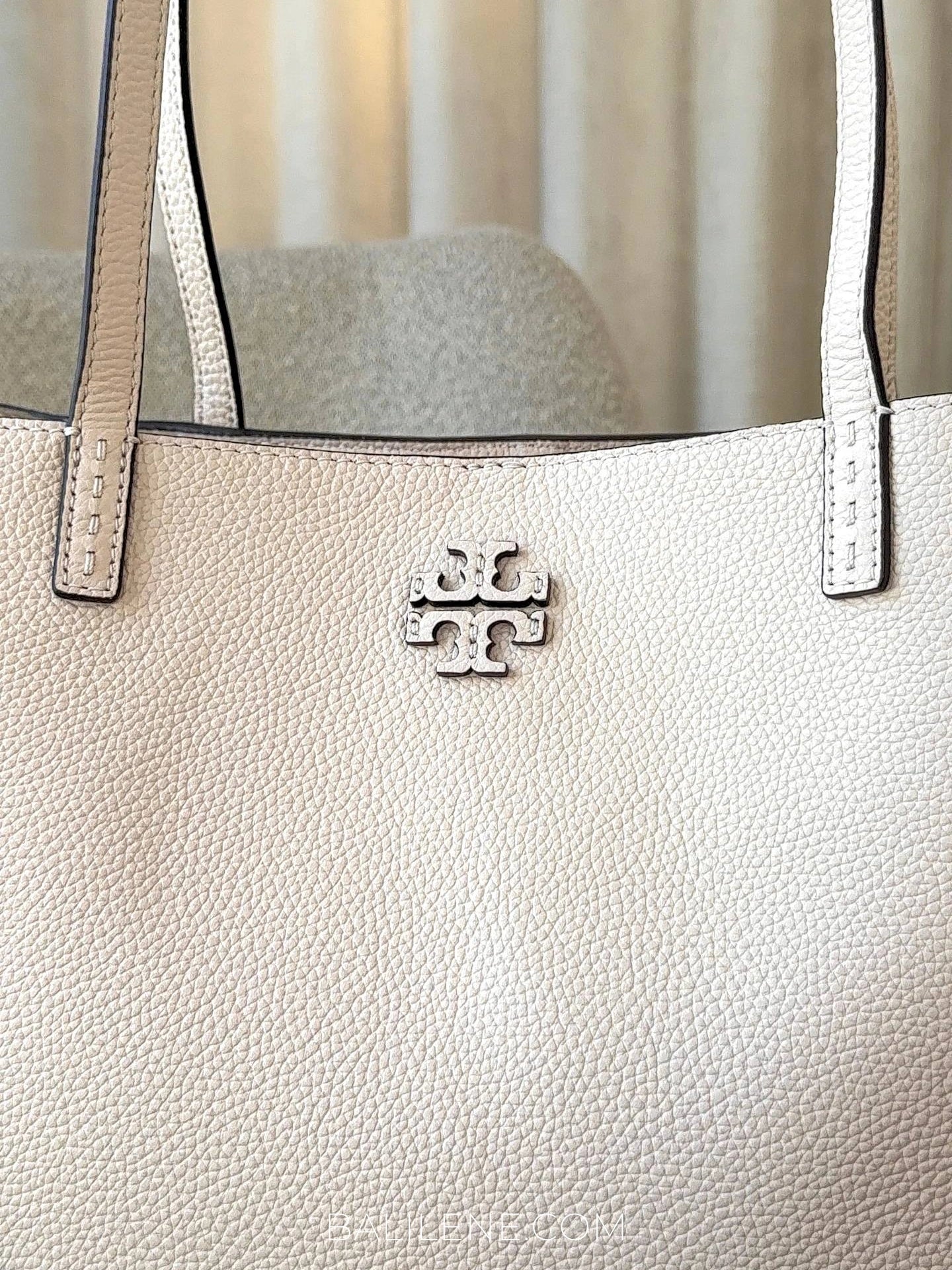 detail-depan-Tory-Burch-McGraw-Tote-Bag-Brie-balilene