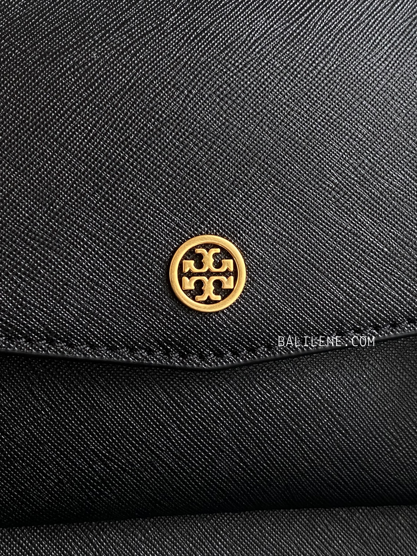detail-depan-Tory-Burch-Robinson-Black-Saffiano-Leather-With-Gold-Hardware-Black-balilene