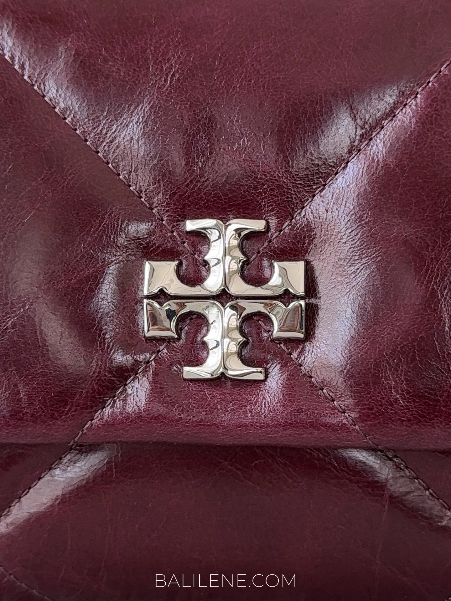 detail-depan-Tory-Burch-Small-Kira-Diamond-Quilt-Distressed-Shoulder-Bag-Dark-Carmine-balilene