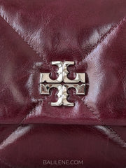 detail-depan-Tory-Burch-Small-Kira-Diamond-Quilt-Distressed-Shoulder-Bag-Dark-Carmine-balilene