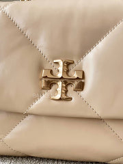 detail-depan-Tory-Burch-Small-Kira-Diamond-Quilt-Shoulder-Bag-Vanilla-Soft-Serve-balilene