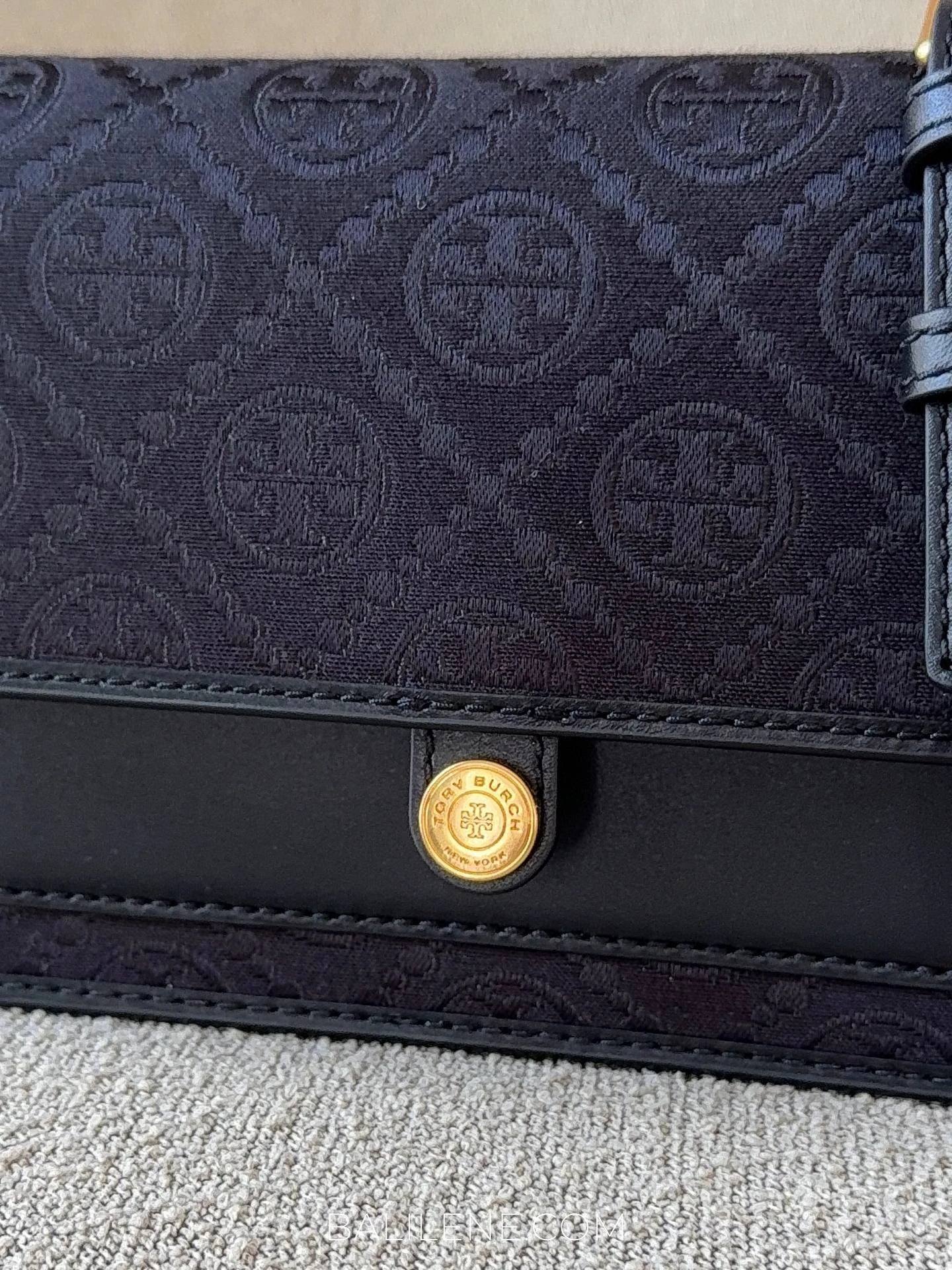 detail-depan-Tory-Burch-T-Monogram-Chain-Wallet-Black-balilene