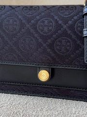 detail-depan-Tory-Burch-T-Monogram-Chain-Wallet-Black-balilene