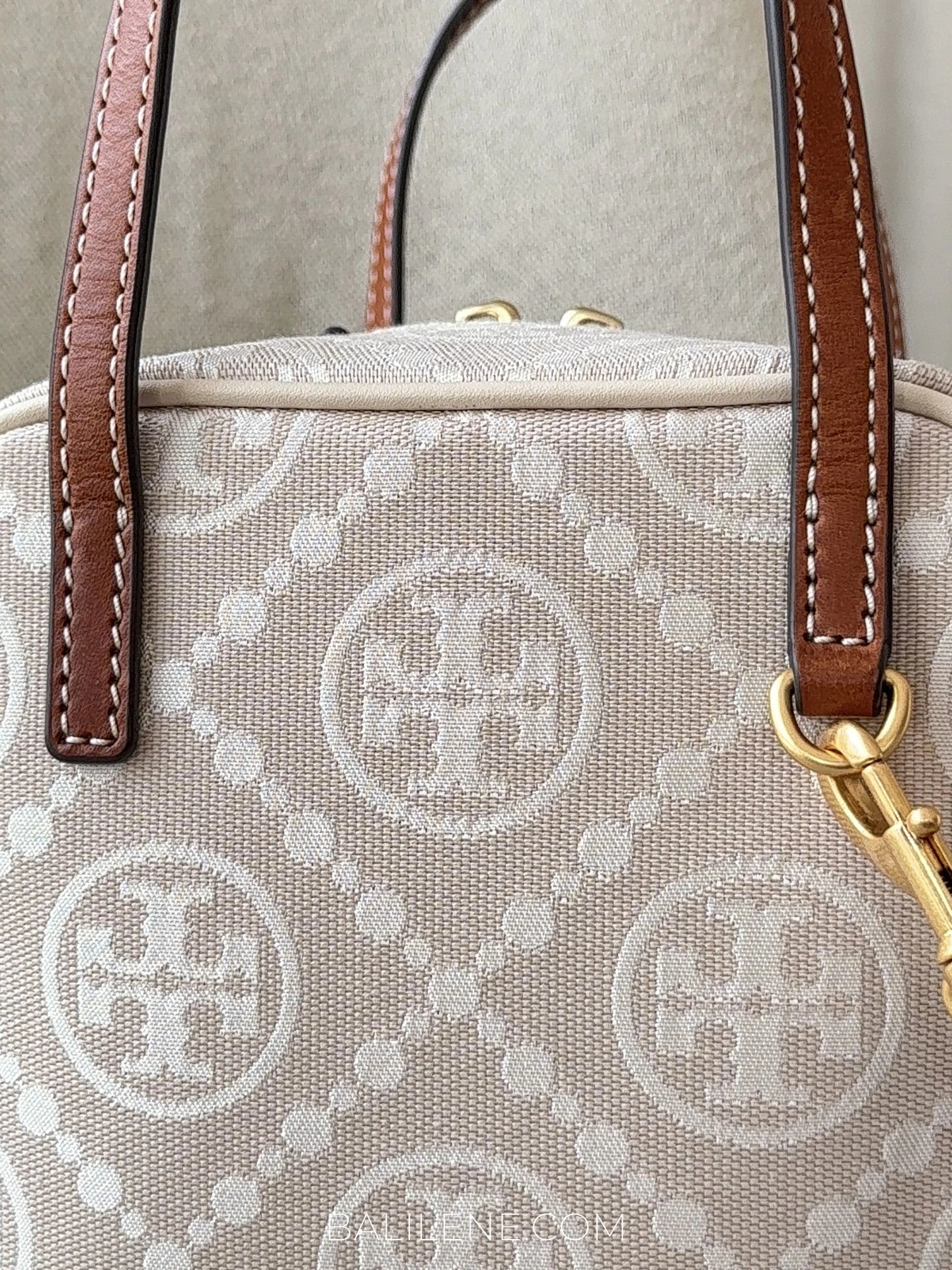 detail-depan-Tory-Burch-T-Monogram-Jacquard-Cube-Bag-Ivory-balilene
