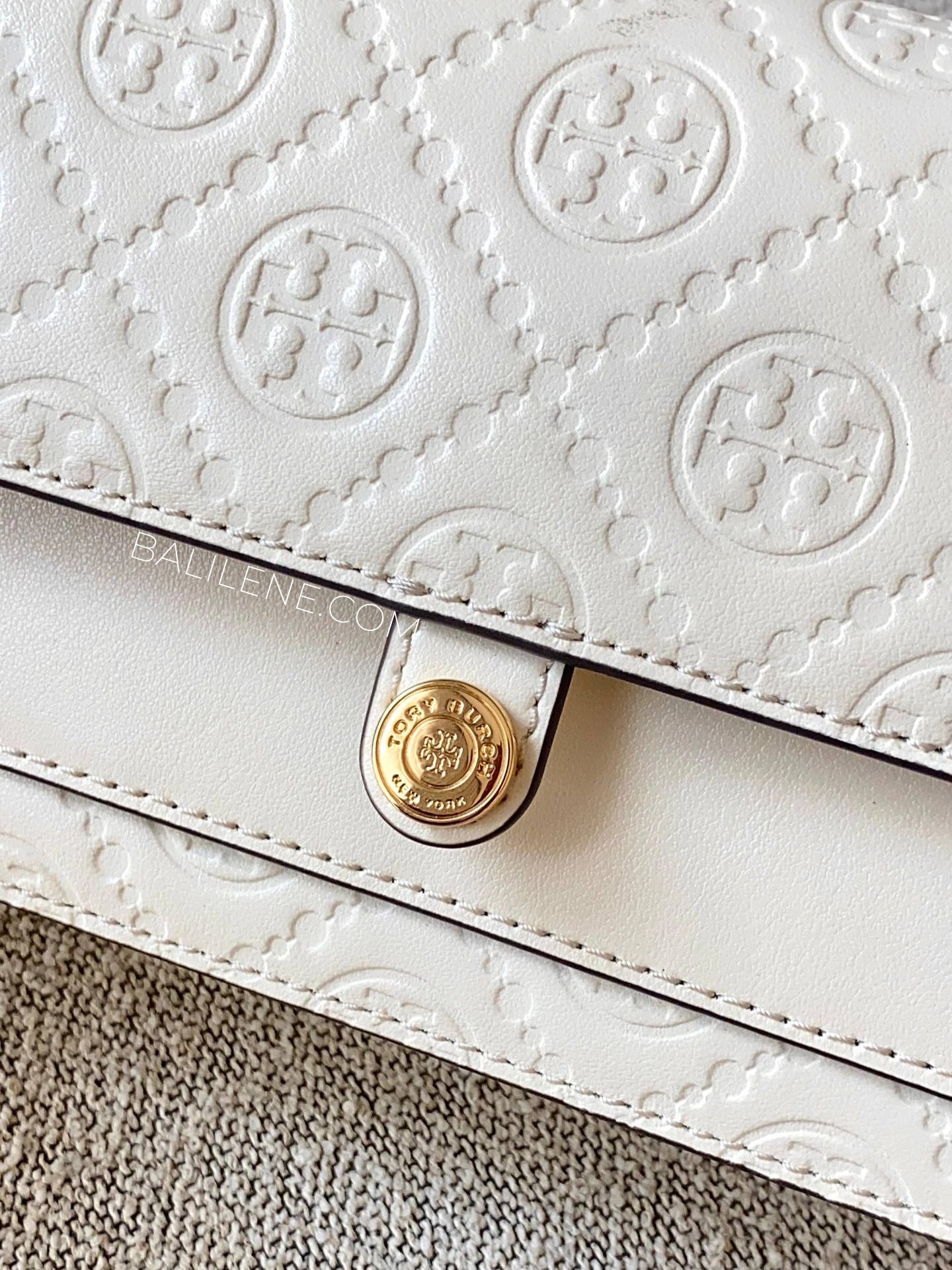 detail-depan-Tory-Burch-T-Monogram-Leather-Chain-Wallet-Light-Cream-balilene