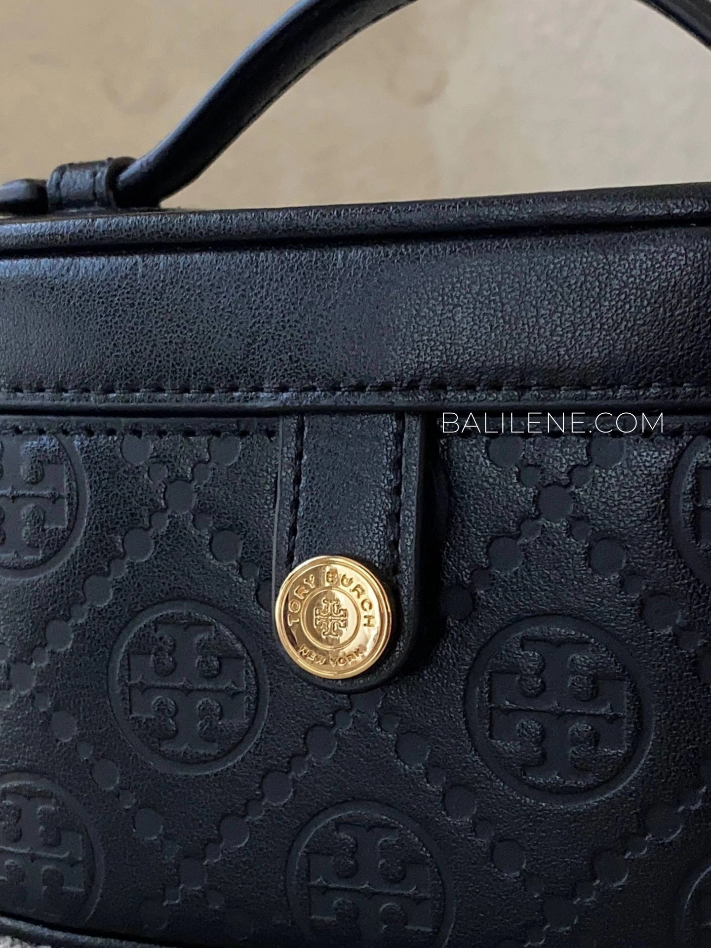 detail-depan-Tory-Burch-T-Monogram-Leather-Vanity-Case-Bag-Black-balilene