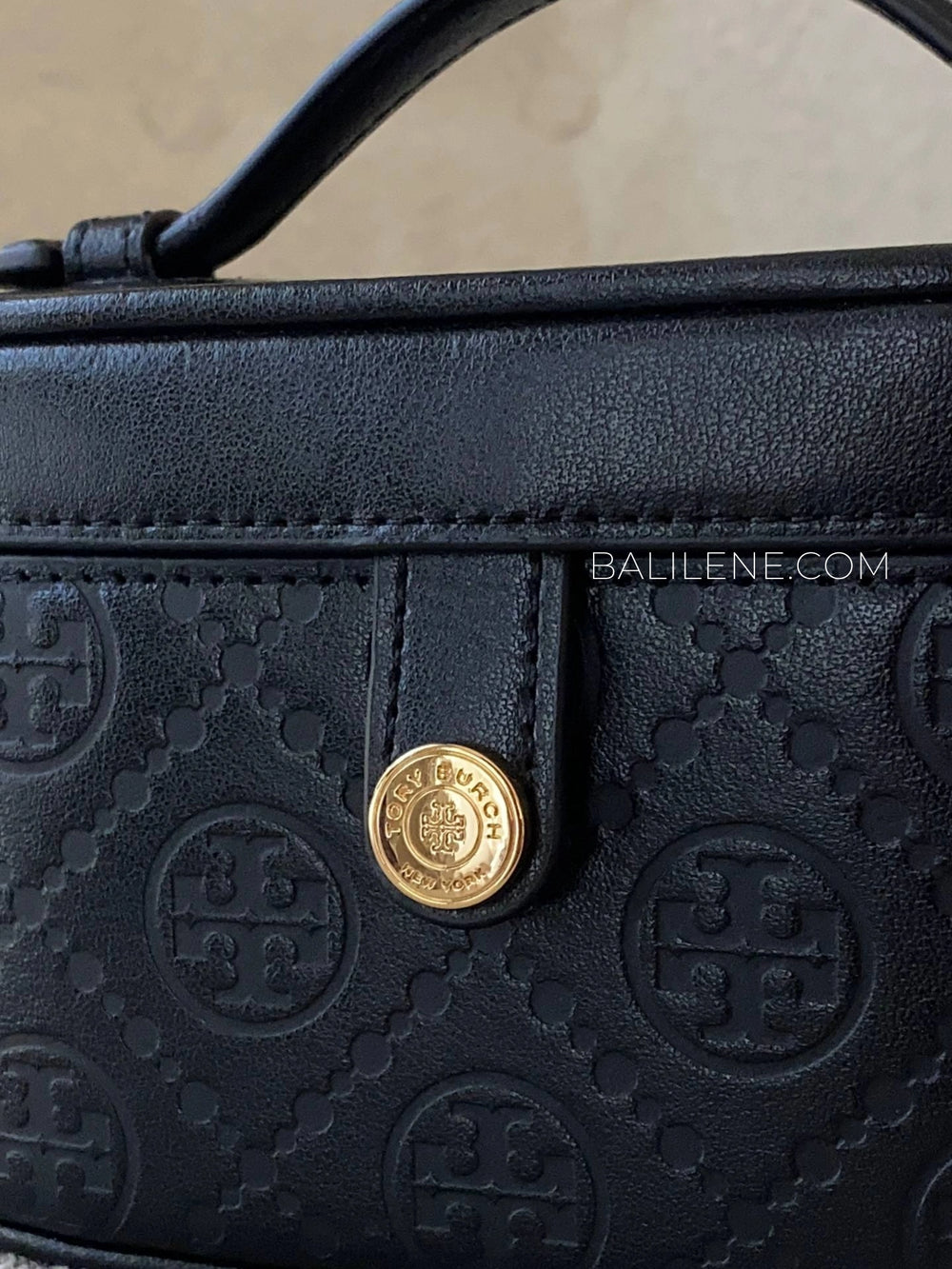 detail-depan-Tory-Burch-T-Monogram-Leather-Vanity-Case-Bag-Black-balilene